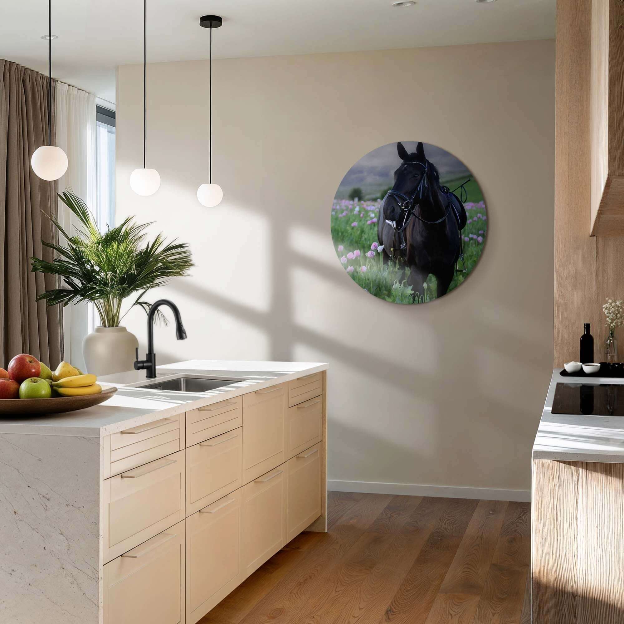 Pasture Light - Wandbild in einer modernen Küche, schwarzes Pferd umgeben von blühenden Blumen.