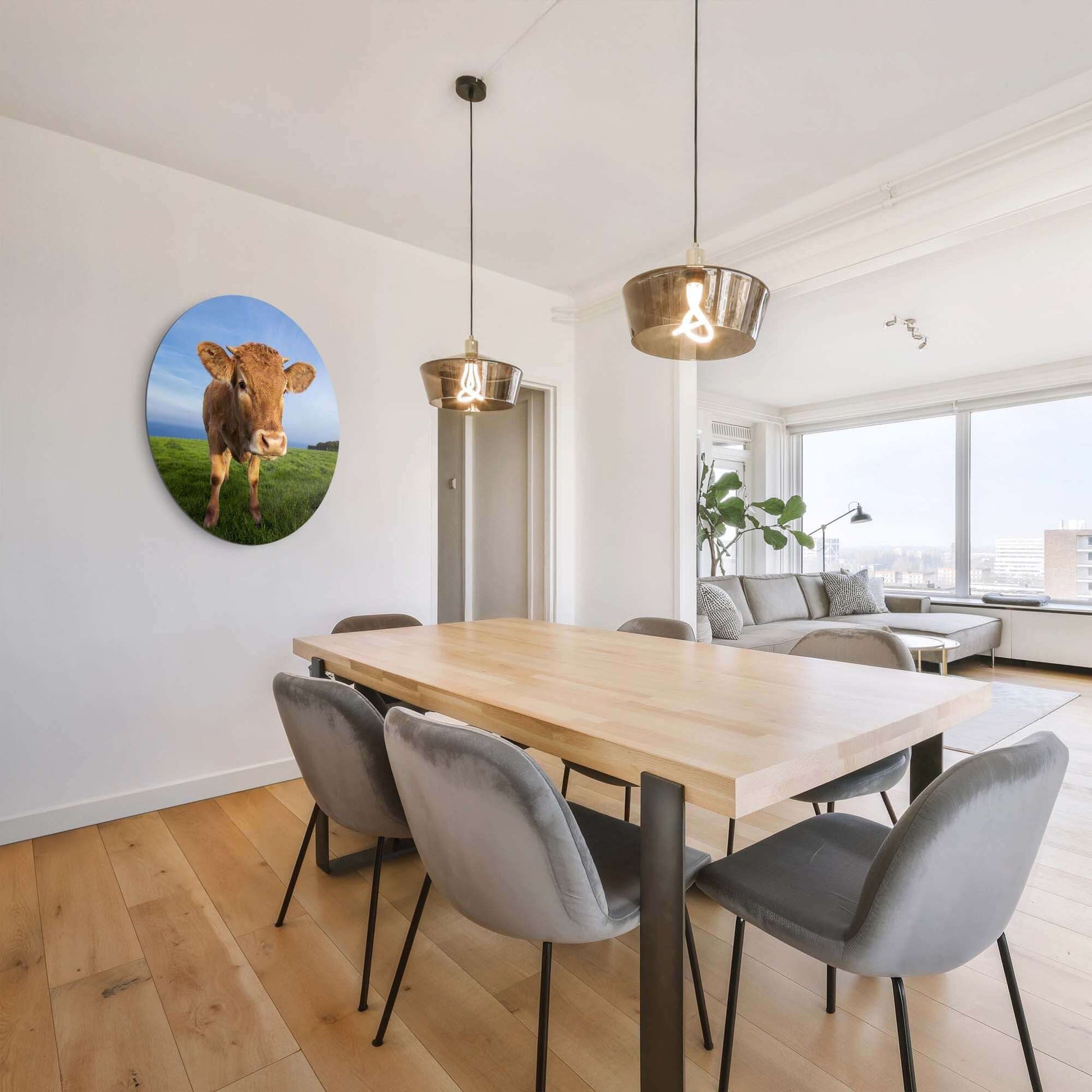 Kalb auf der Wiese - Wandbild im modernen Esszimmer, Wandbild mit neugierigem Kalb auf der Wiese. Wandbilder für rustikale Innenräume.