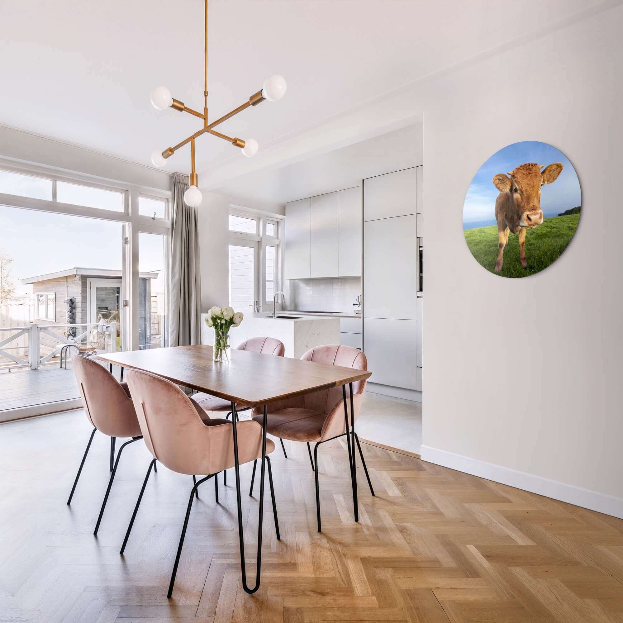 Kalb auf der Wiese - Wandbild im modernen Esszimmer an der Wand. Landhauskunst auf hochwertigem Aluminium-Dibond. Schlüsselwörter: Wandbild, Wandbild.