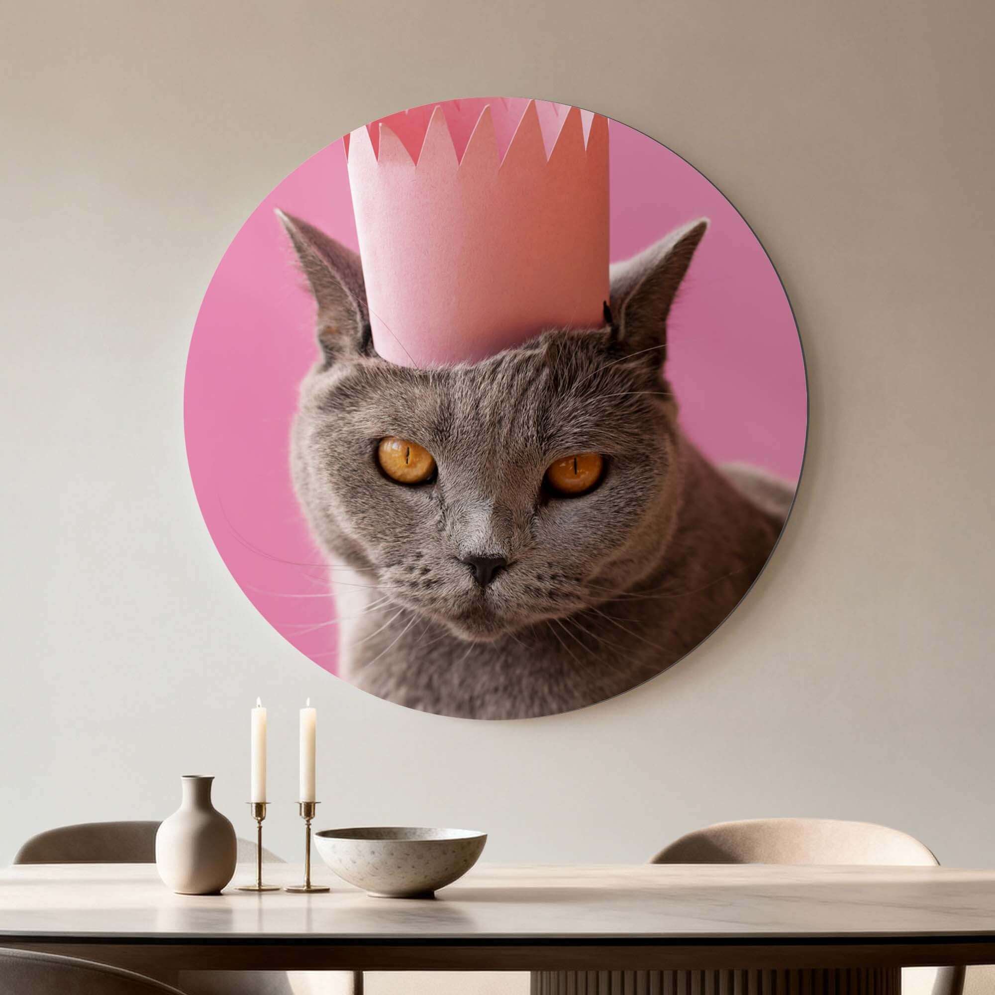 Regal Whiskers - Wandbild einer eleganten grauen Katze mit einer rosa Krone auf einer stilvollen Wand.