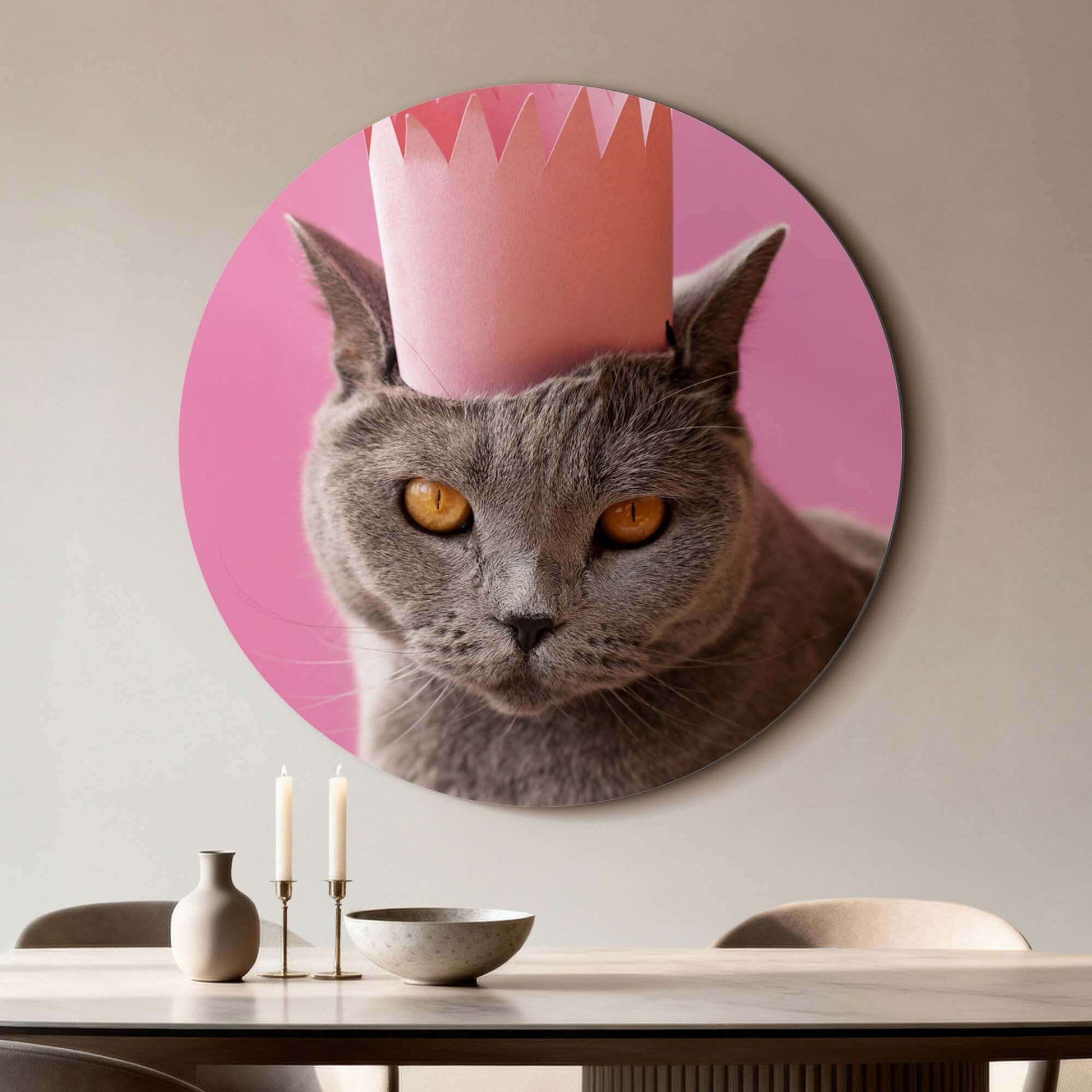 Regal Whiskers - Wandbild einer grauen Katze mit rosa Krone auf rosa Hintergrund, stilvolle Inneneinrichtung.