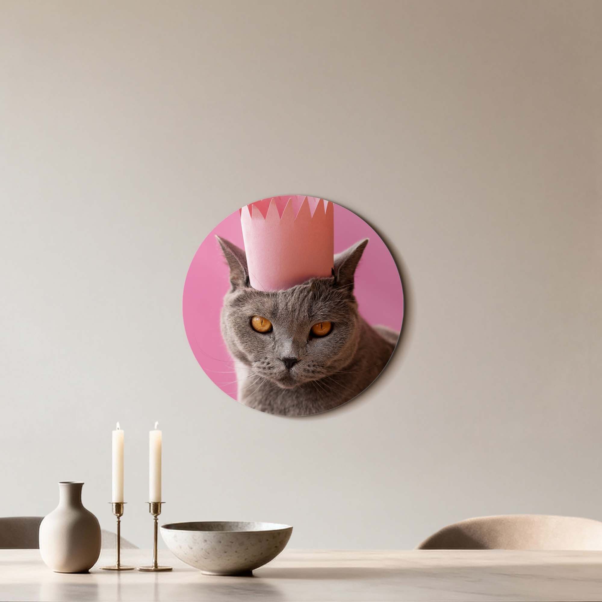 Regal Whiskers - Wandbild mit einer grauen Katze und einer rosa Krone, perfekt für stilvolle Wände.