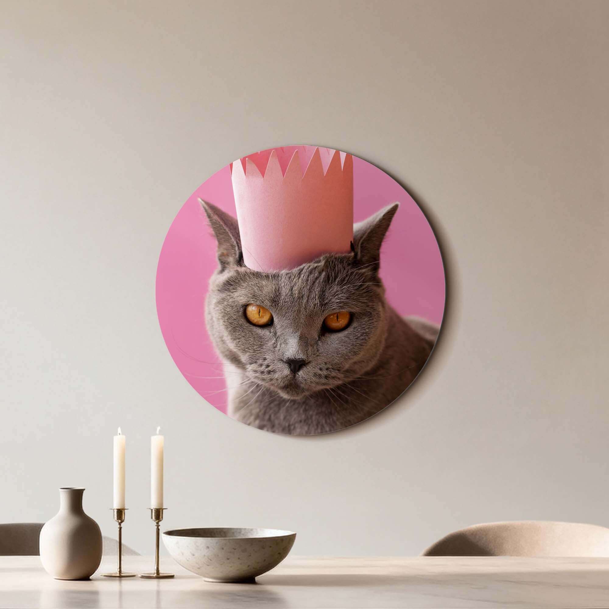Regal Whiskers - Wandbild mit grauer Katze in rosa Krone, stilvoller Wandbild für jede Einrichtung.