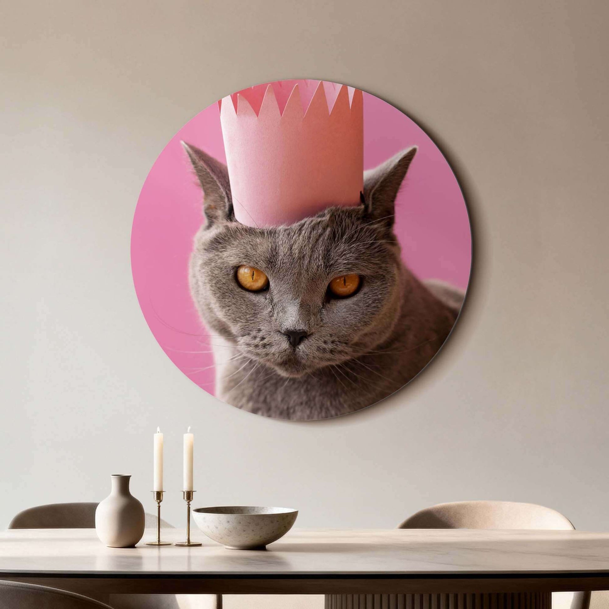 Regal Whiskers - Wandbild einer grauen Katze mit rosa Krone, perfekt für jedes Interieur.