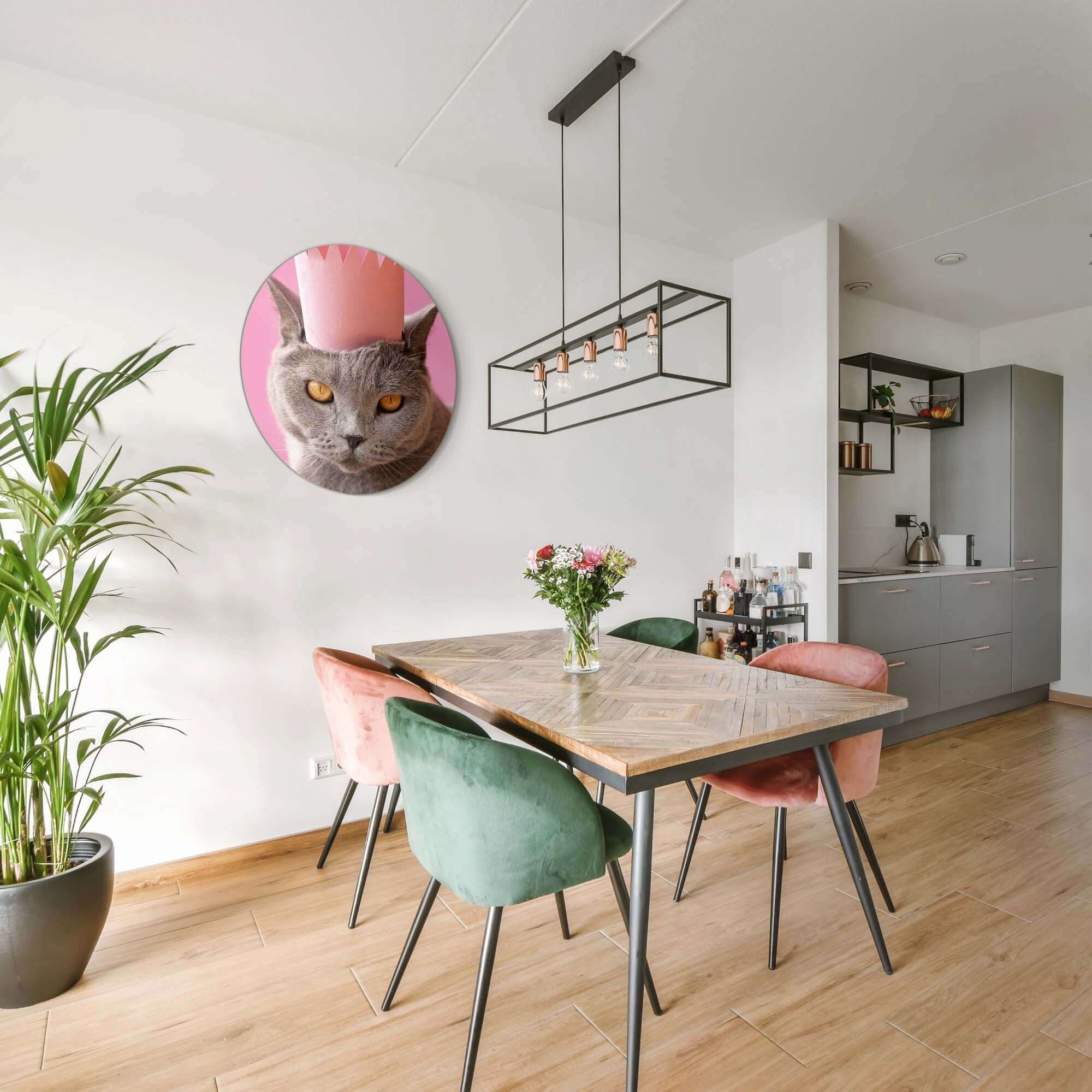 Regal Whiskers - Wandbild einer grauen Katze mit rosa Krone in elegantem Interieur.