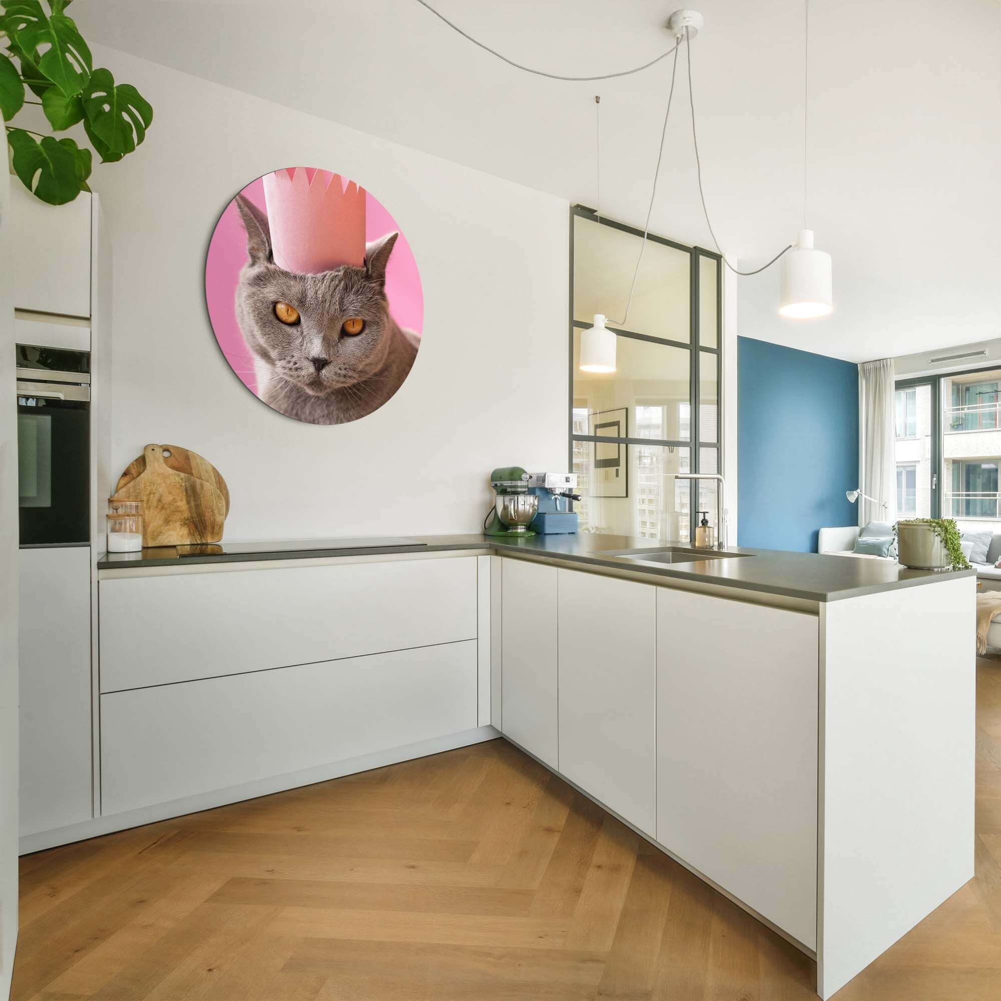 Regal Whiskers - Wandbild einer grauen Katze mit Krone in moderner Kücheneinrichtung.