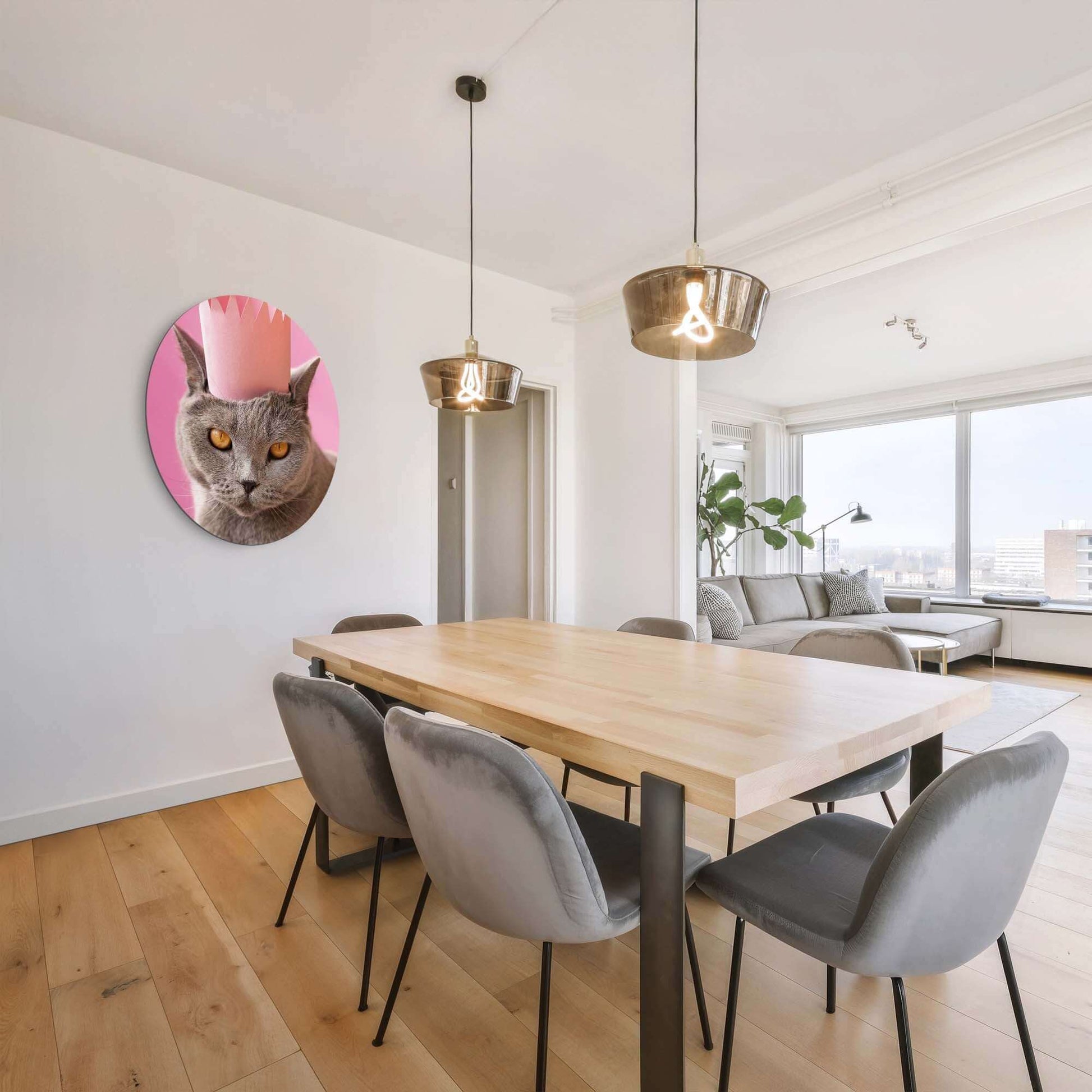 Regal Whiskers - Wandbild an einer Wand in einem modernen Wohnzimmer mit einem eleganten Tisch und Stühlen.