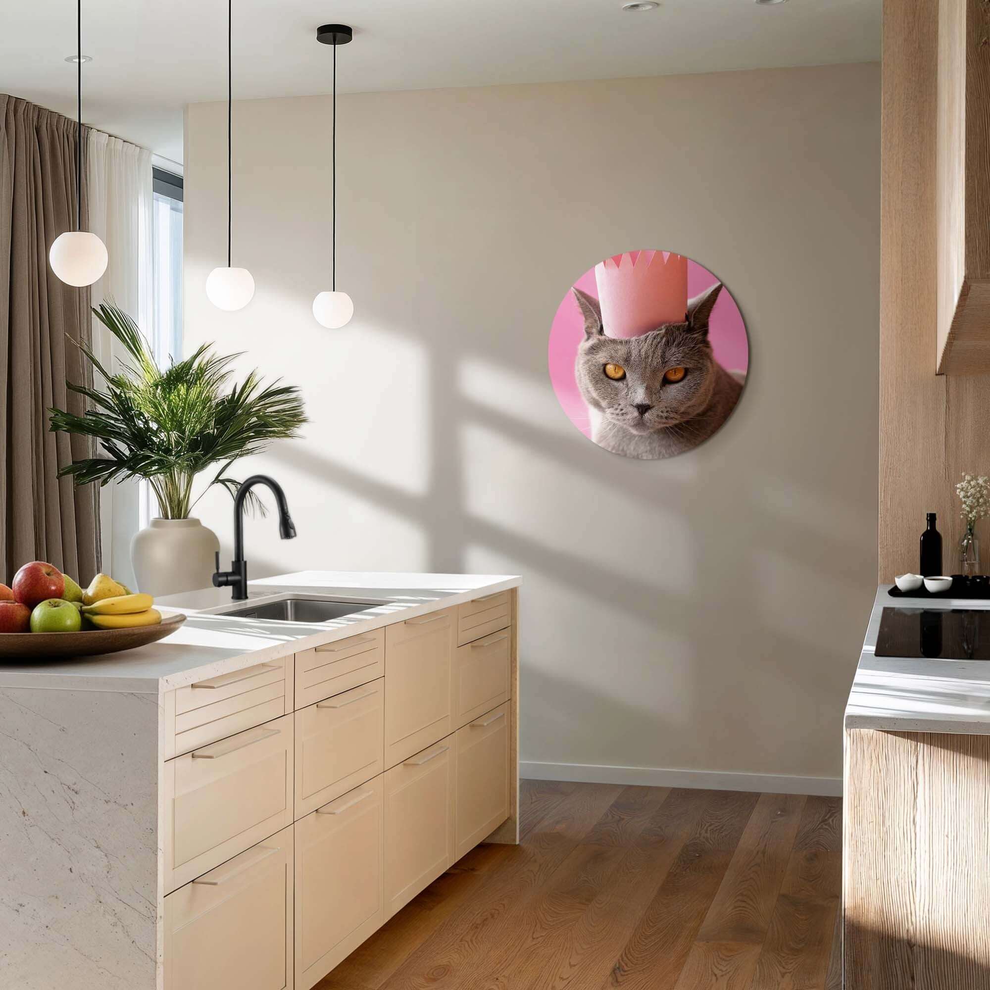 Regal Whiskers - Wandbild mit einer grauen Katze und rosa Krone in modernem Interieur.
