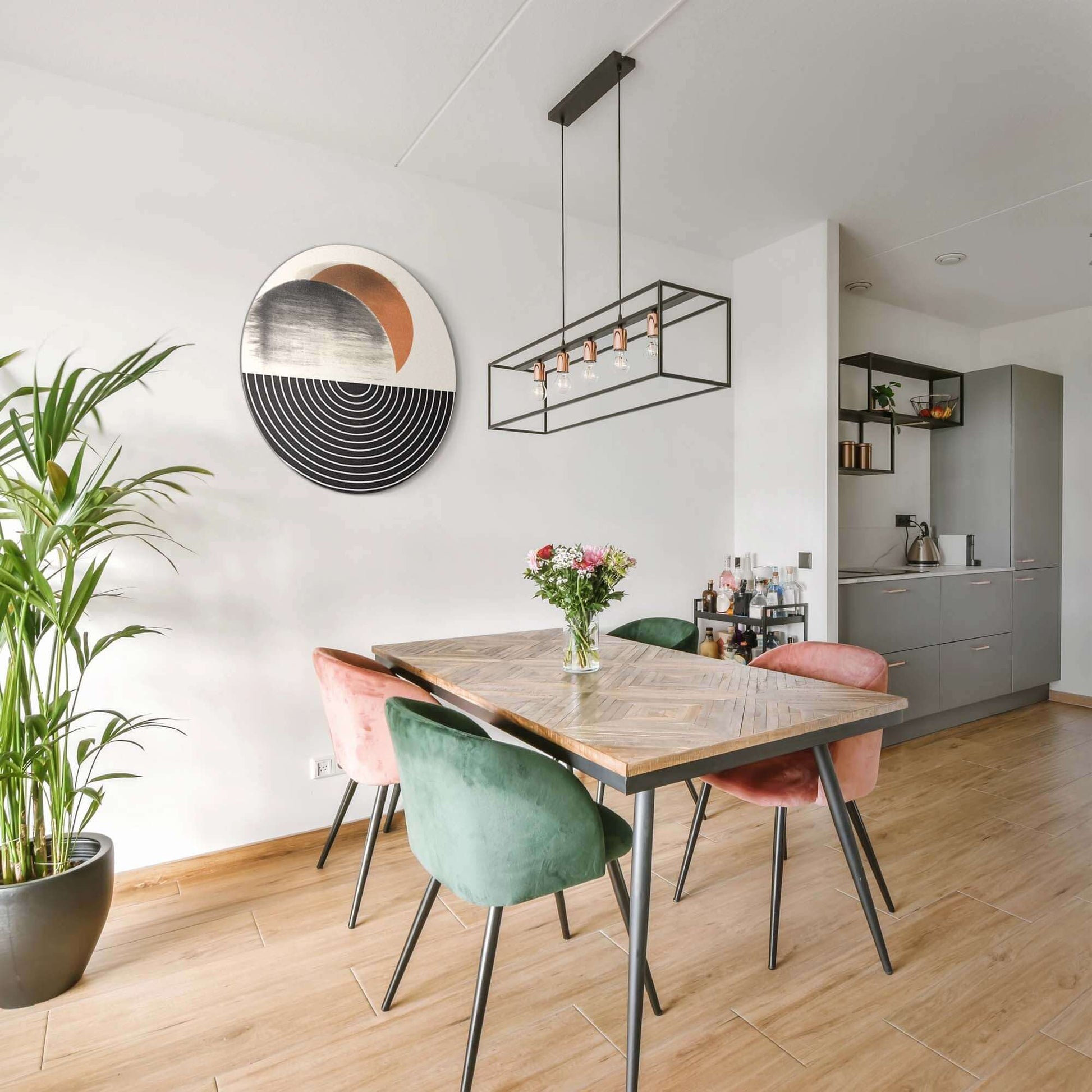 Retro Horizon - Wandbild in einem modernen Esszimmer mit bunten Stühlen und Holztisch, mit Wandbildern, die Atmosphäre schaffen