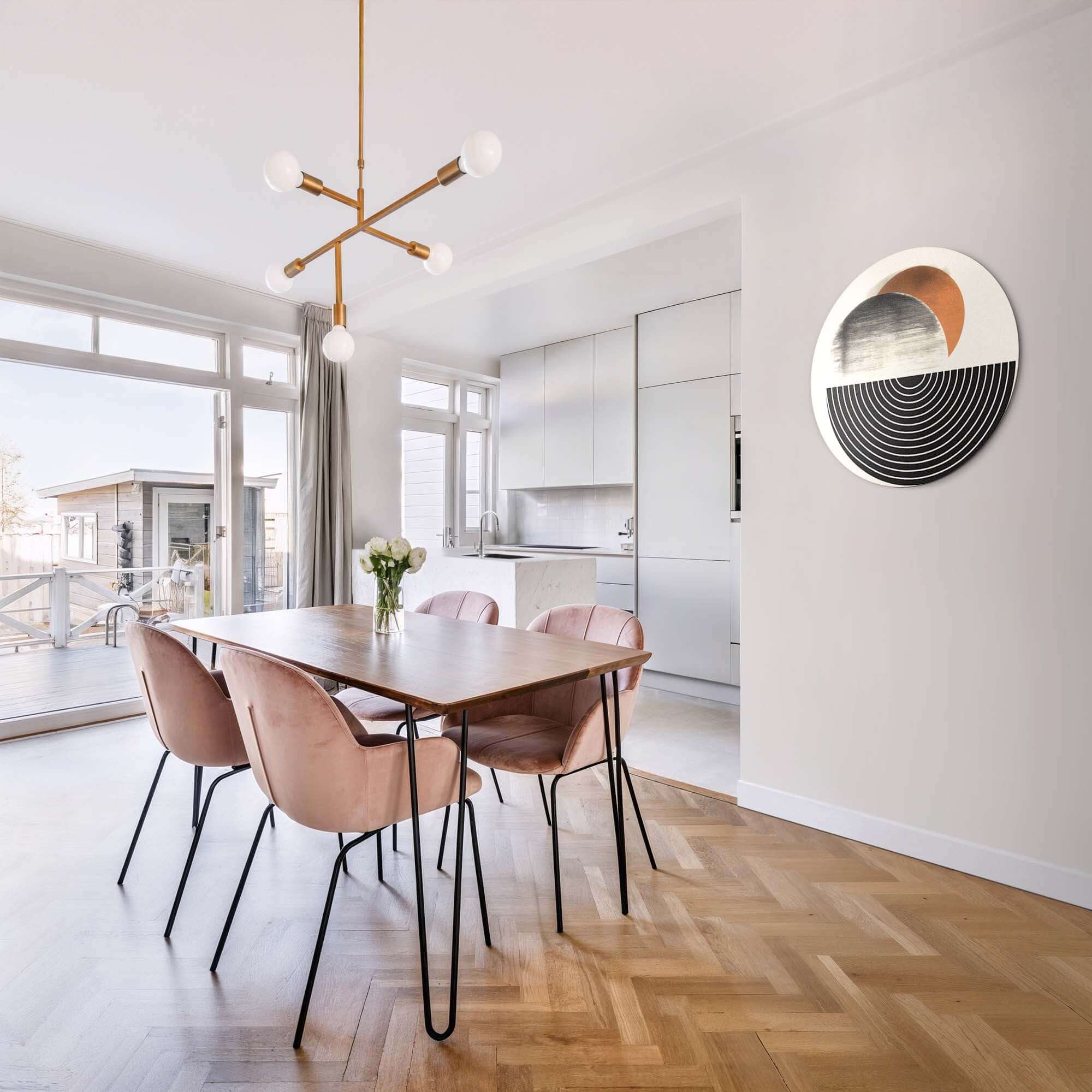 Retro Horizon - Wandbild an der Wand eines modernen Esszimmers, mit stilvollen Retroformen in Schwarz und warmem Orange, Wandbilddekoration.