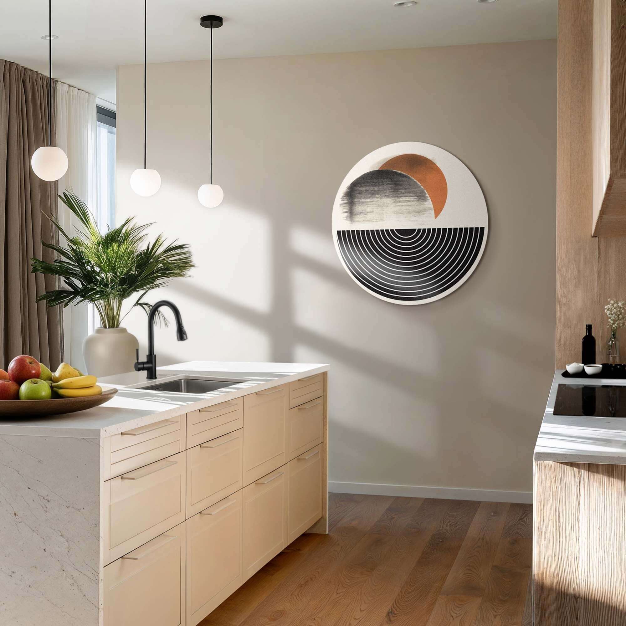 Retro Horizon - Wandbild an der Wand einer modernen Küche mit grafischen Formen im Retro-Stil in Schwarz, warmen Orange- und Beigetönen.