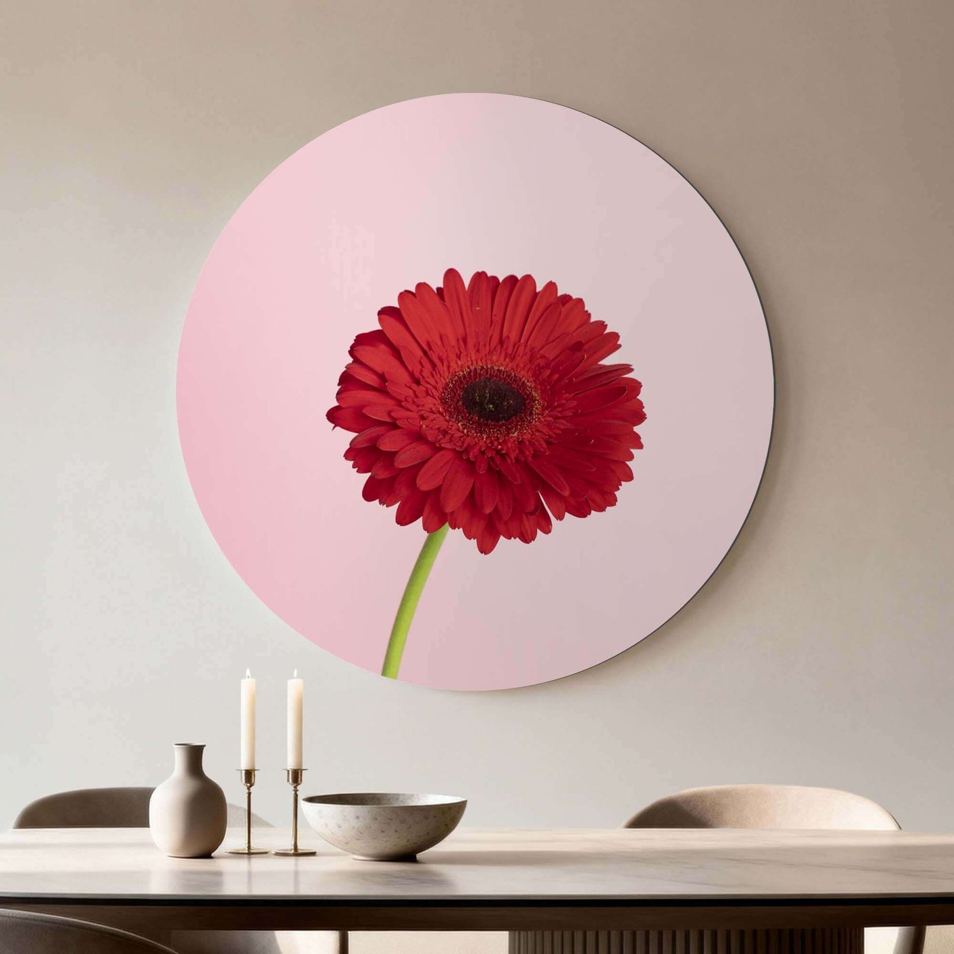 Rote Gerbera - Wandbild auf einem zartrosa Hintergrund in modernem Dekor.