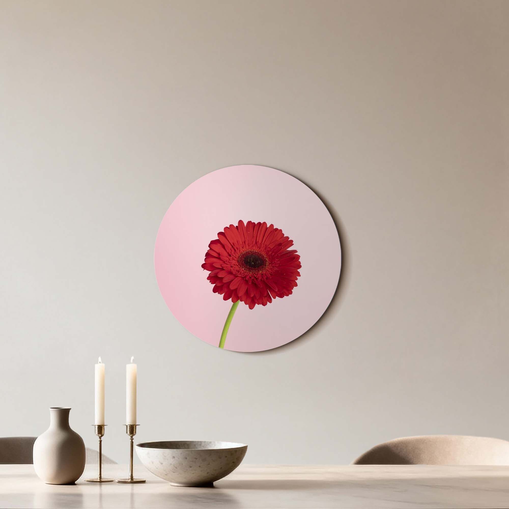 Red Gerbera - Wandbild mit leuchtend roten Gerbera auf zartrosa Hintergrund für die Wanddekoration in Ihrem Zuhause.
