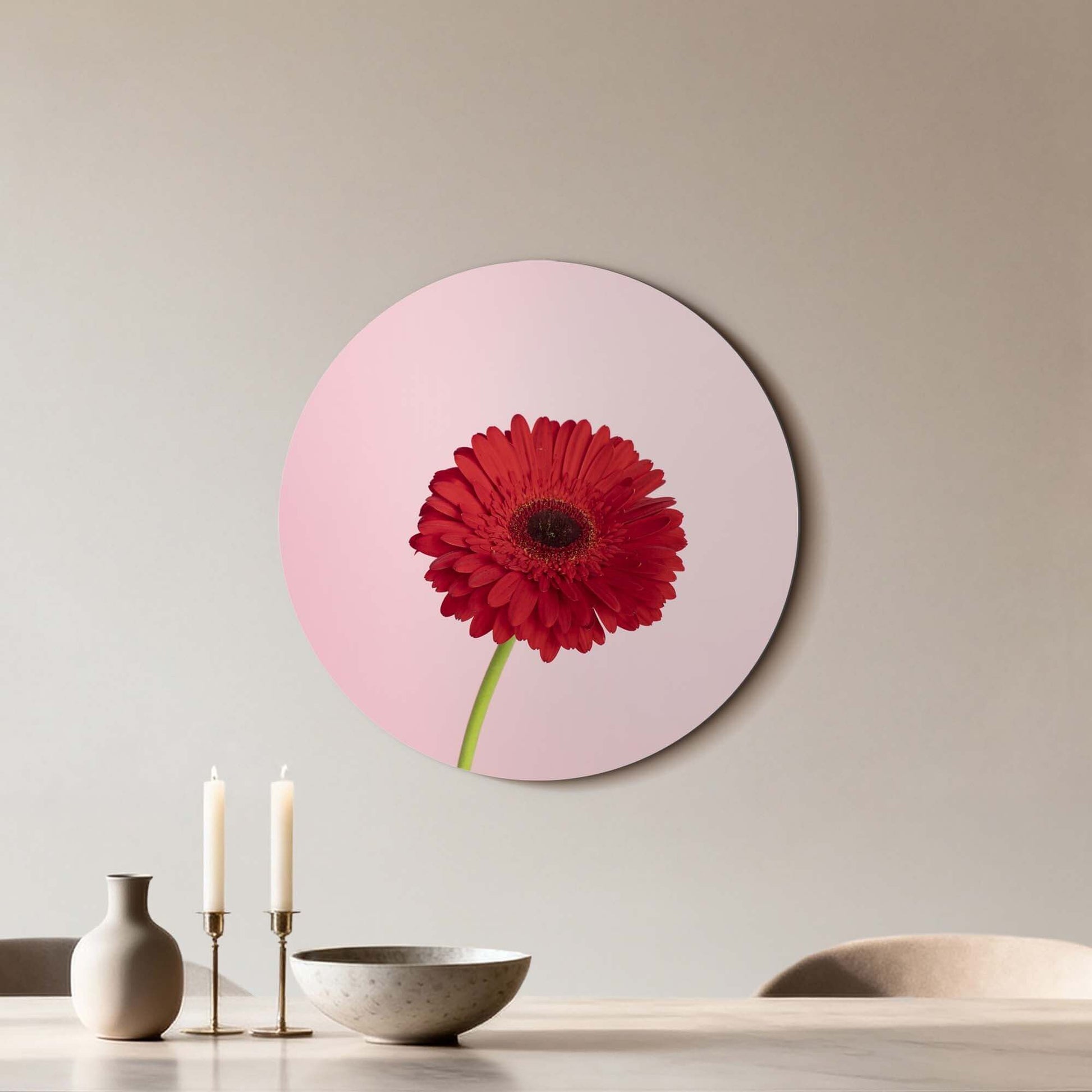 Rote Gerbera - Wandbild auf zartrosa Hintergrund, Wandbild für Farbe und Eleganz in jedem Raum.