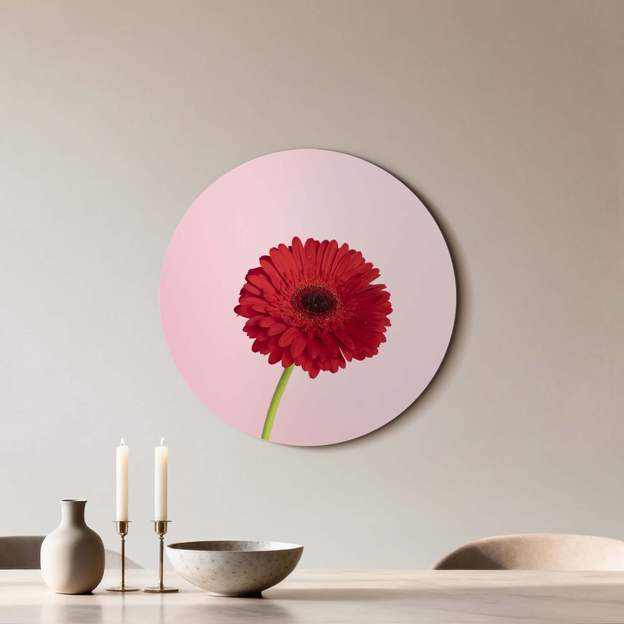 Rote Gerbera - Wandbild auf zartrosa Hintergrund, Wandbild für Farbe und Eleganz in jedem Raum.