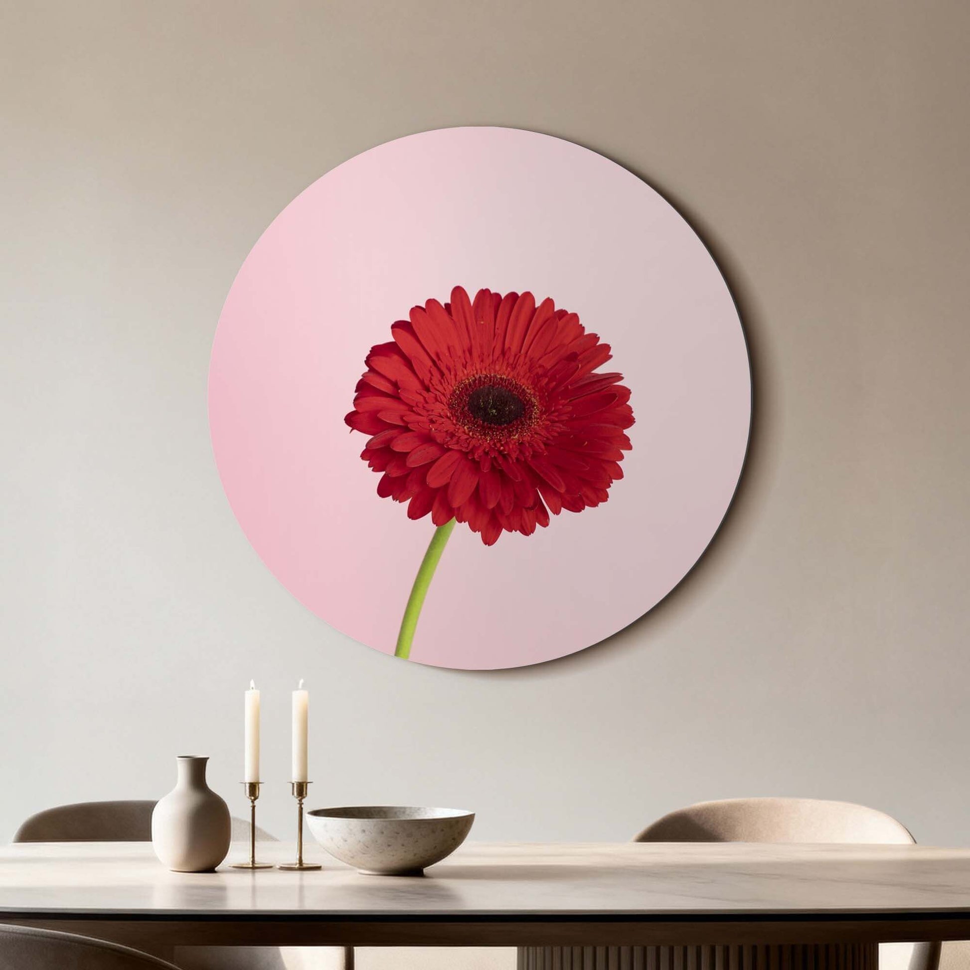Red Gerbera - Wandbild mit leuchtend roten Gerbera auf zartrosa Hintergrund, ideal für die Wanddekoration.
