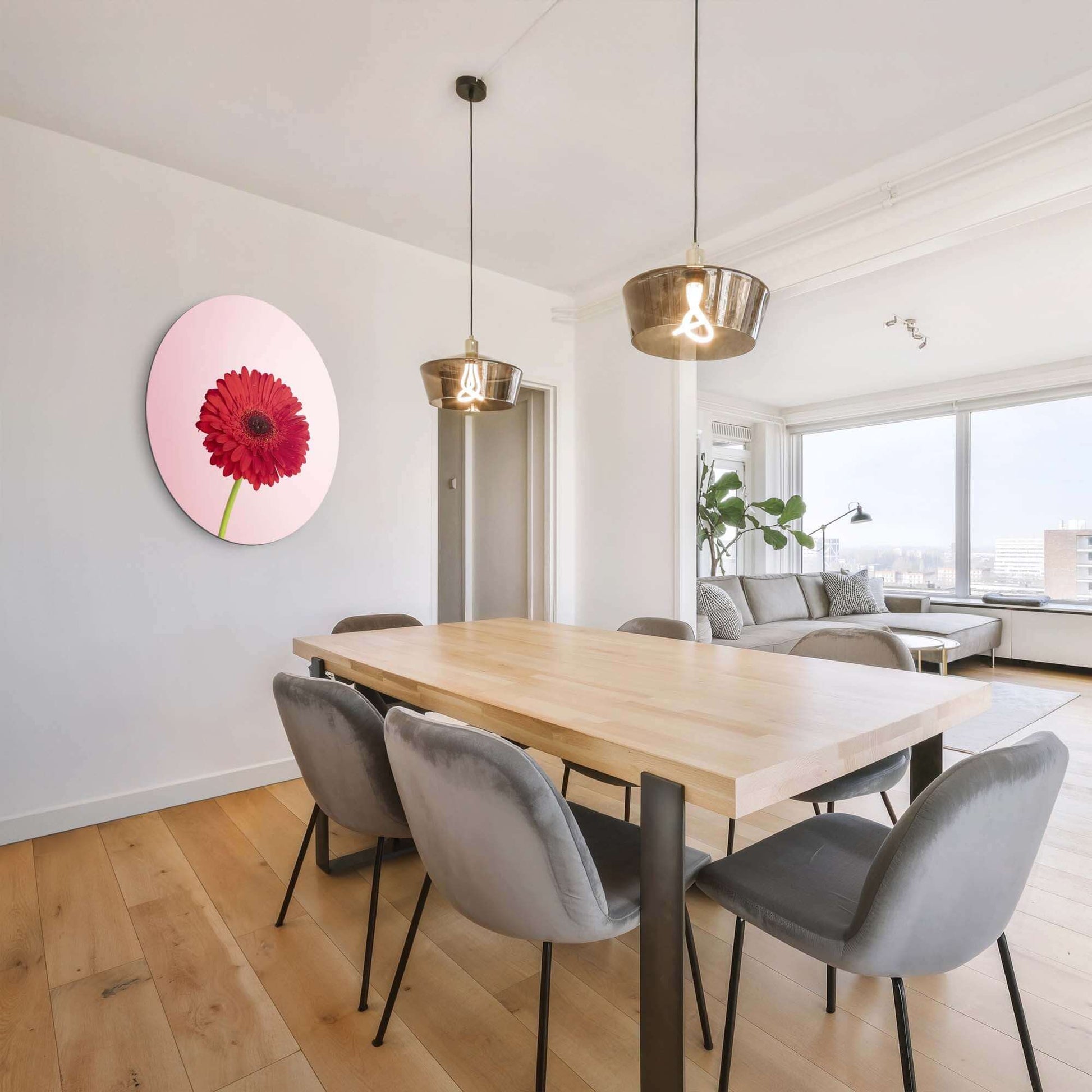 Rote Gerbera - Wandbild auf einem zartrosa Hintergrund, perfekt für jeden Raum mit Stil.