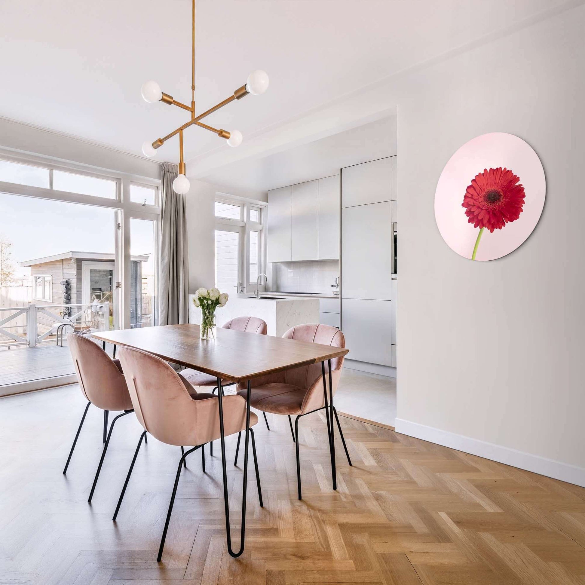 Rote Gerbera - Wandbild in einem modernen Esszimmer mit rosa Akzenten und Licht.