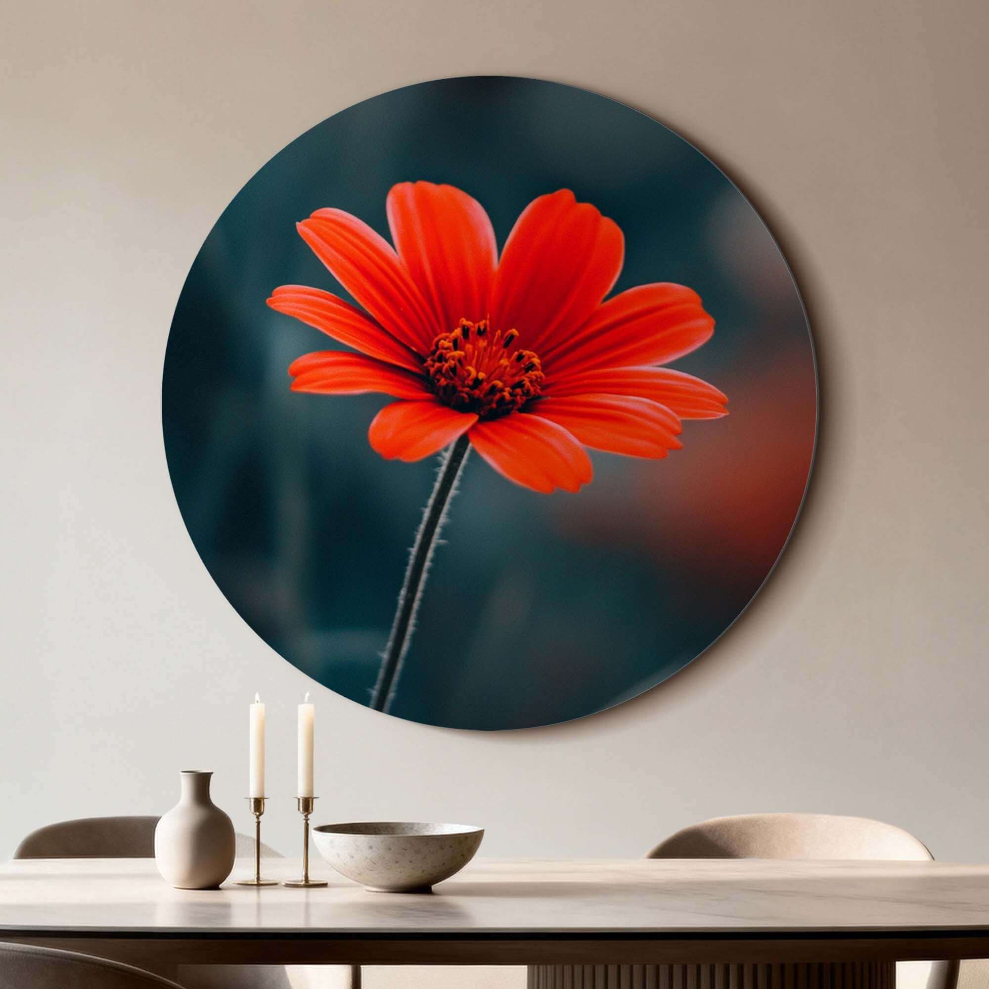 Crimson Grace - Wandbild mit feuerroter Blume auf geheimnisvollem Hintergrund im Innenbereich.