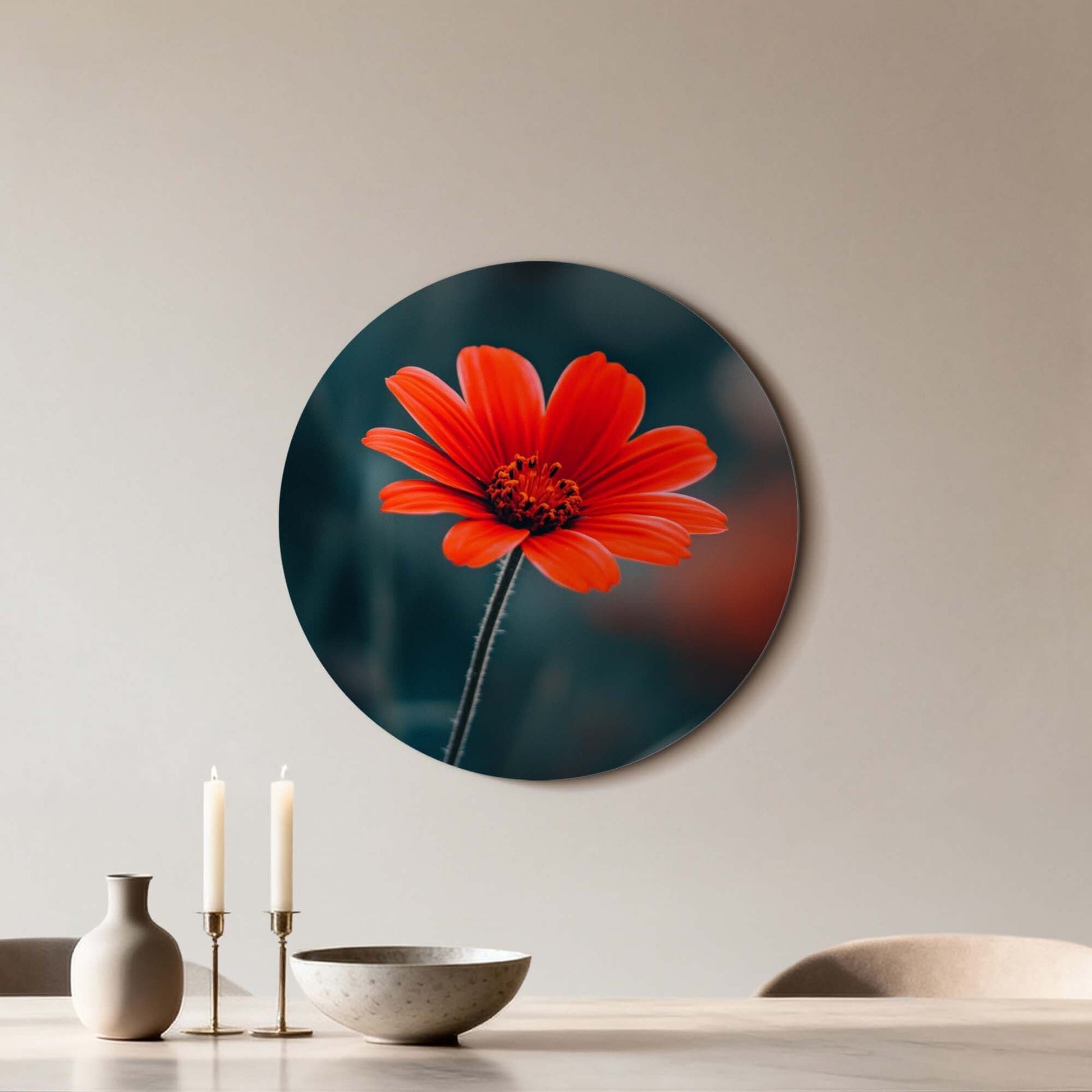 Crimson Grace - Wandbild mit feuerroter Blume auf geheimnisvollem Hintergrund, perfekt für die Wanddekoration.
