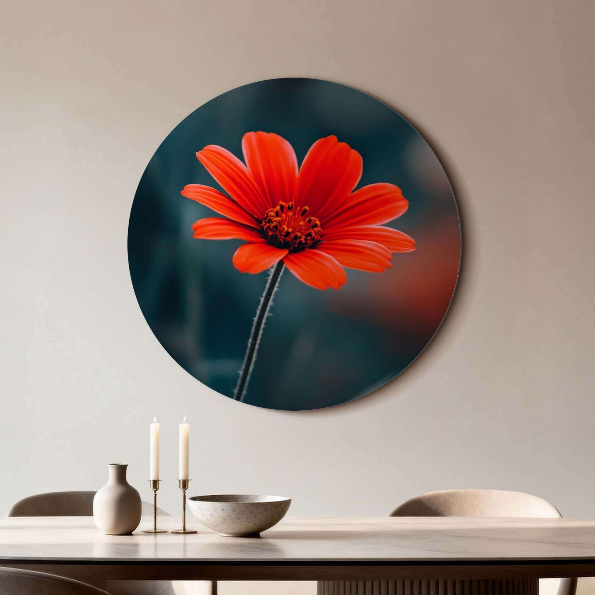 Crimson Grace - Wandbild, feuerrote Blume auf geheimnisvollem Hintergrund, idealer Wandbild für die Innendekoration.