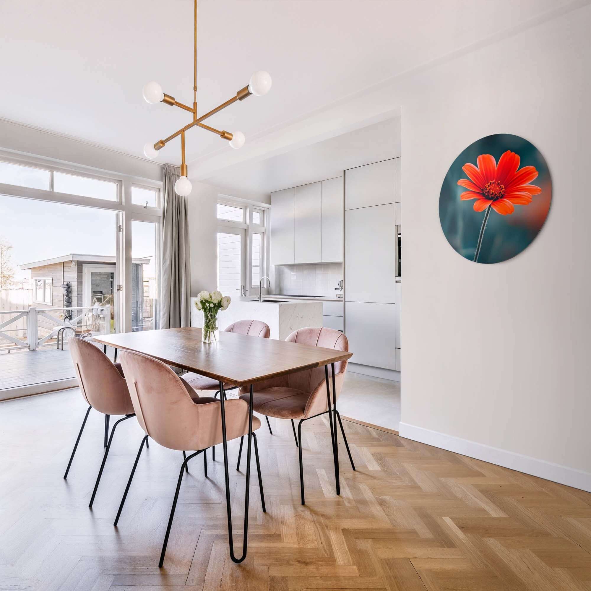 Crimson Grace - Wandbild mit einer feuerroten Blume in einem modernen Wohnzimmer mit stilvollen Möbeln.