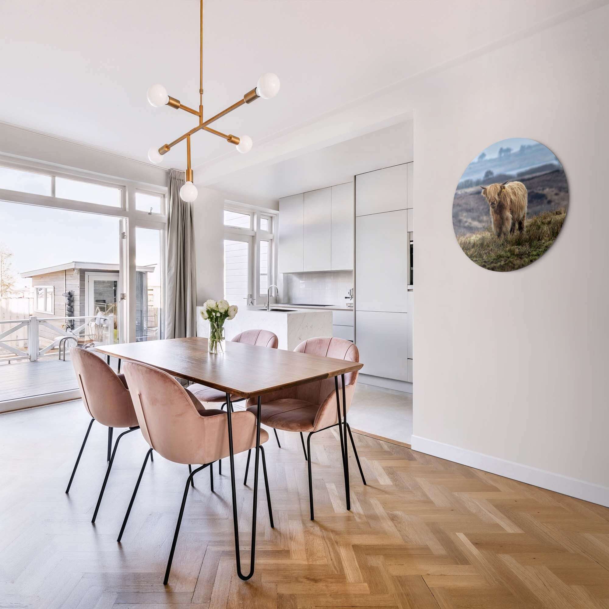 Schottischer Highlander im Feld - Wandbild Wandbild als stilvolle Dekoration im modernen Esszimmer