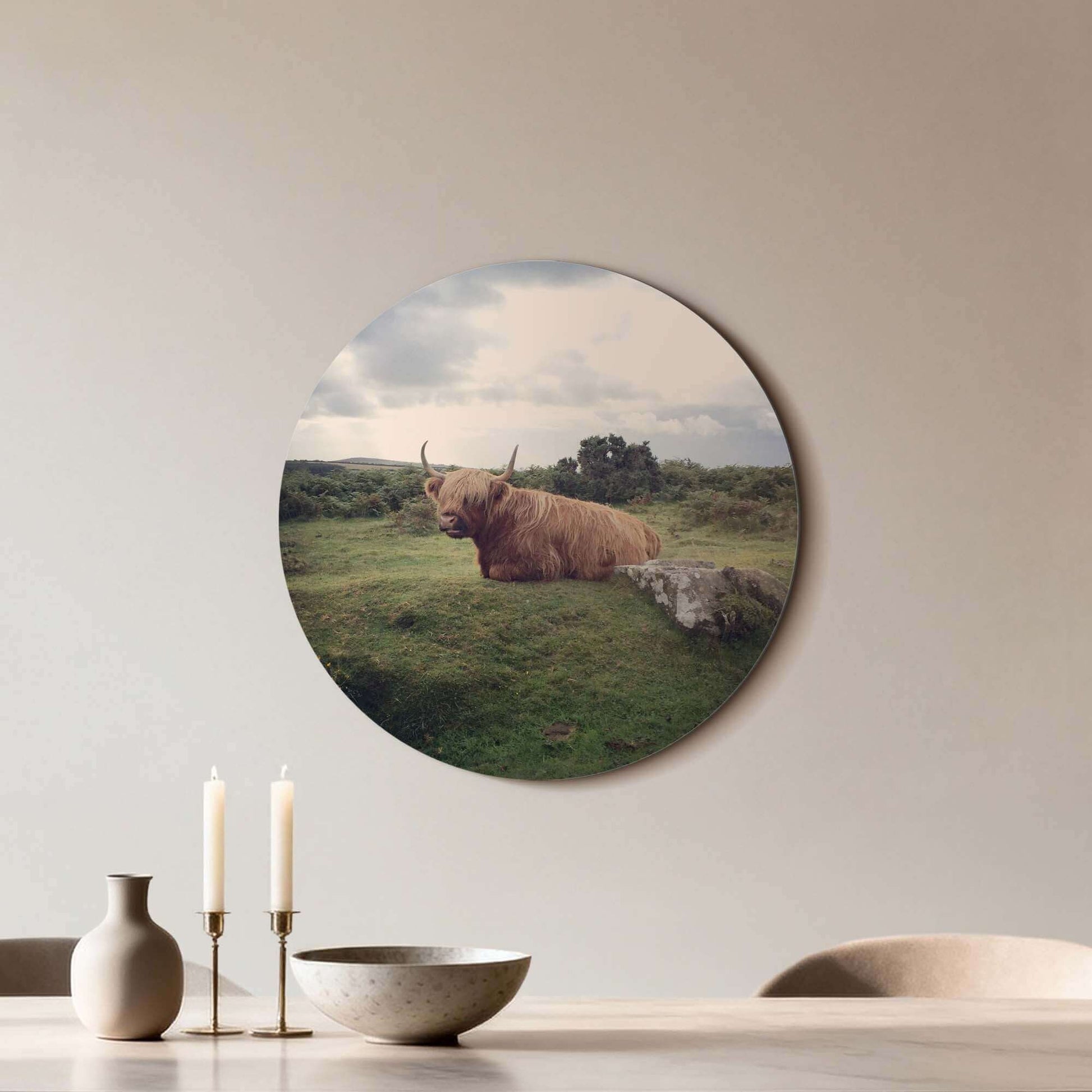 Ruhiger Highlander in der Natur - Wandbild auf grünem Hintergrund, stilvolle Wanddekoration mit einem schottischen Highlander.