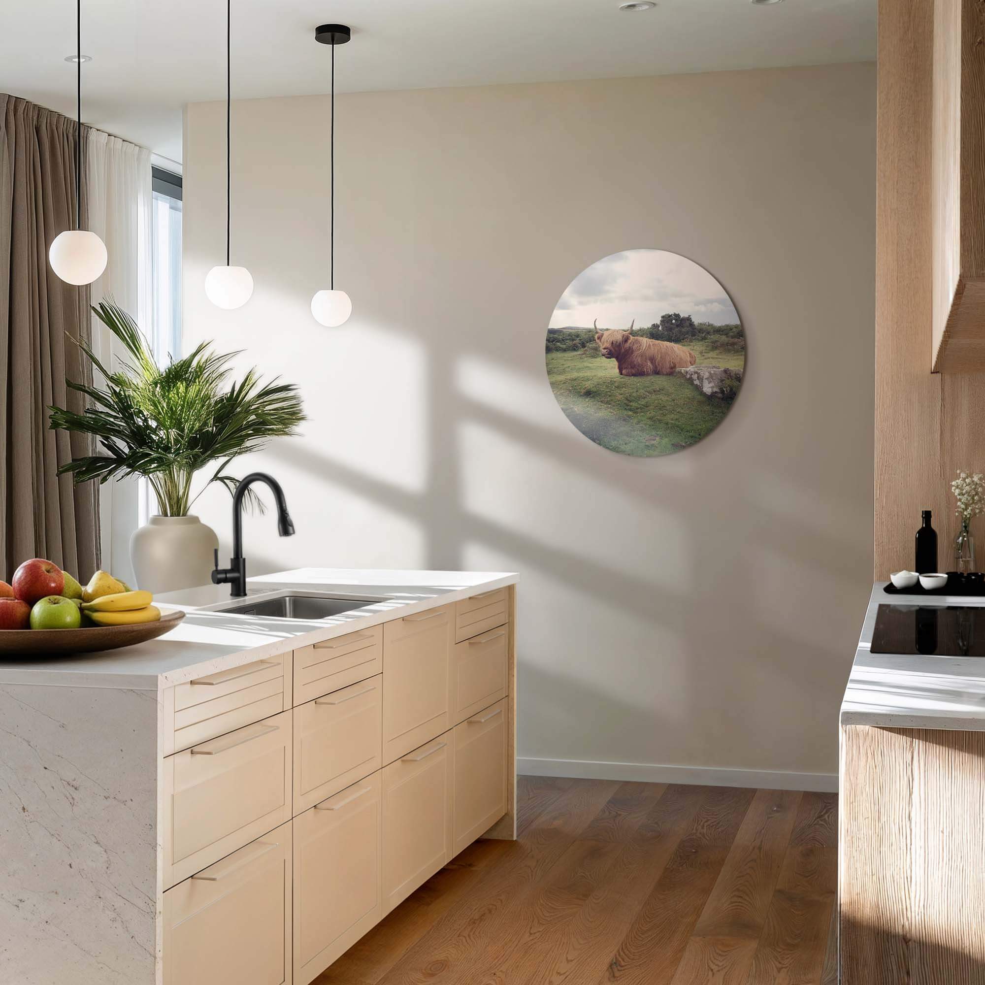 Gelassener Highlander in der Natur - Wandbild an der Küchenwand, gelassener schottischer Highlander im grünen Feld, stilvoller Wandbild Wanddekor.