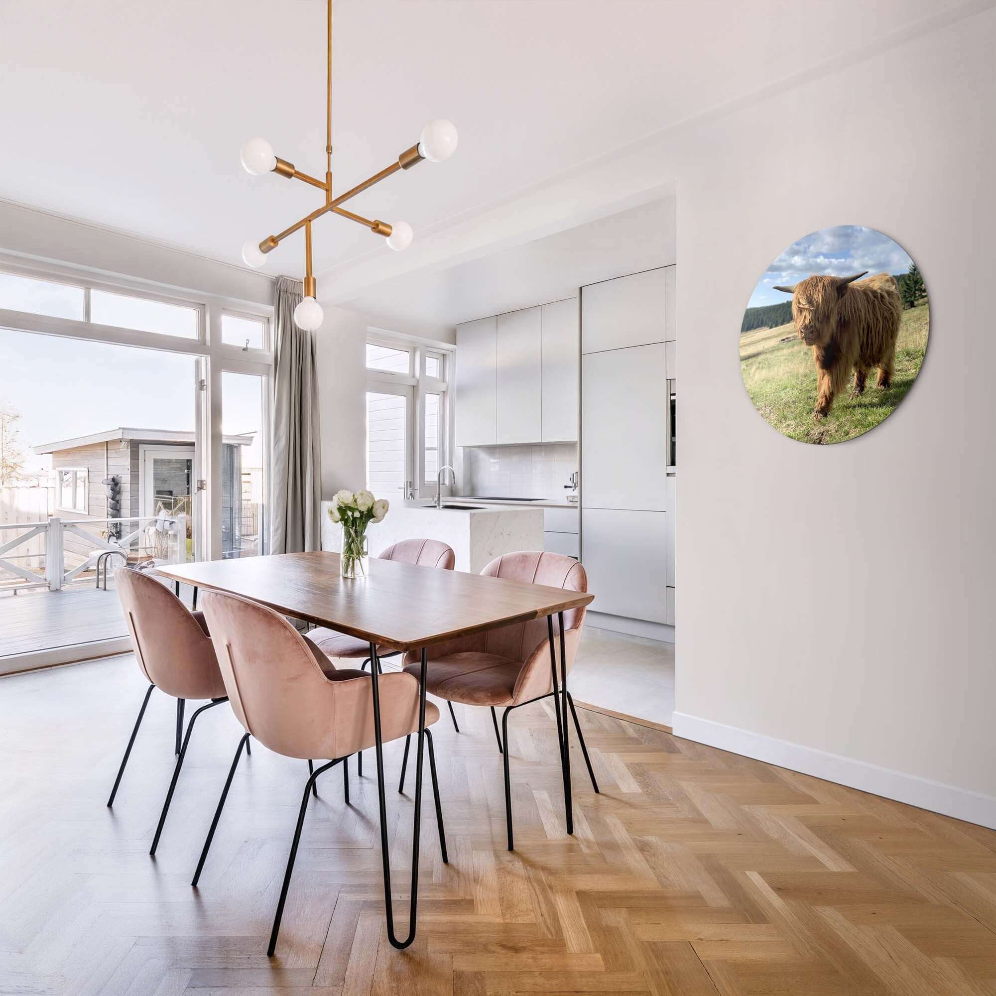 Elegante Küche mit "Highlander im Sonnenlicht - Wandbild" an der Wand, Schottischer Highlander Wanddekoration, Stimmung Wandbilder.