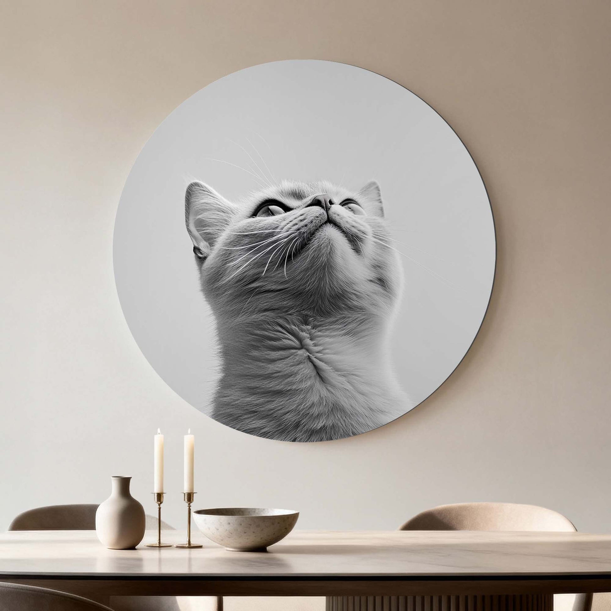Silver Whisker - Wandbild mit einer grauen Katze auf einem Altar, ein stilvoller Wandbild für jedes Interieur.