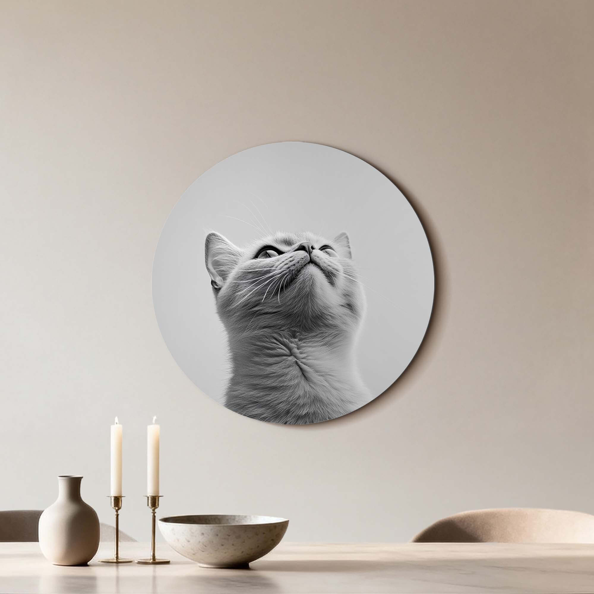 Silver Whisker - Wandbild, eleganter Wandbild mit einer grauen Katze für eine stilvolle Innendekoration.