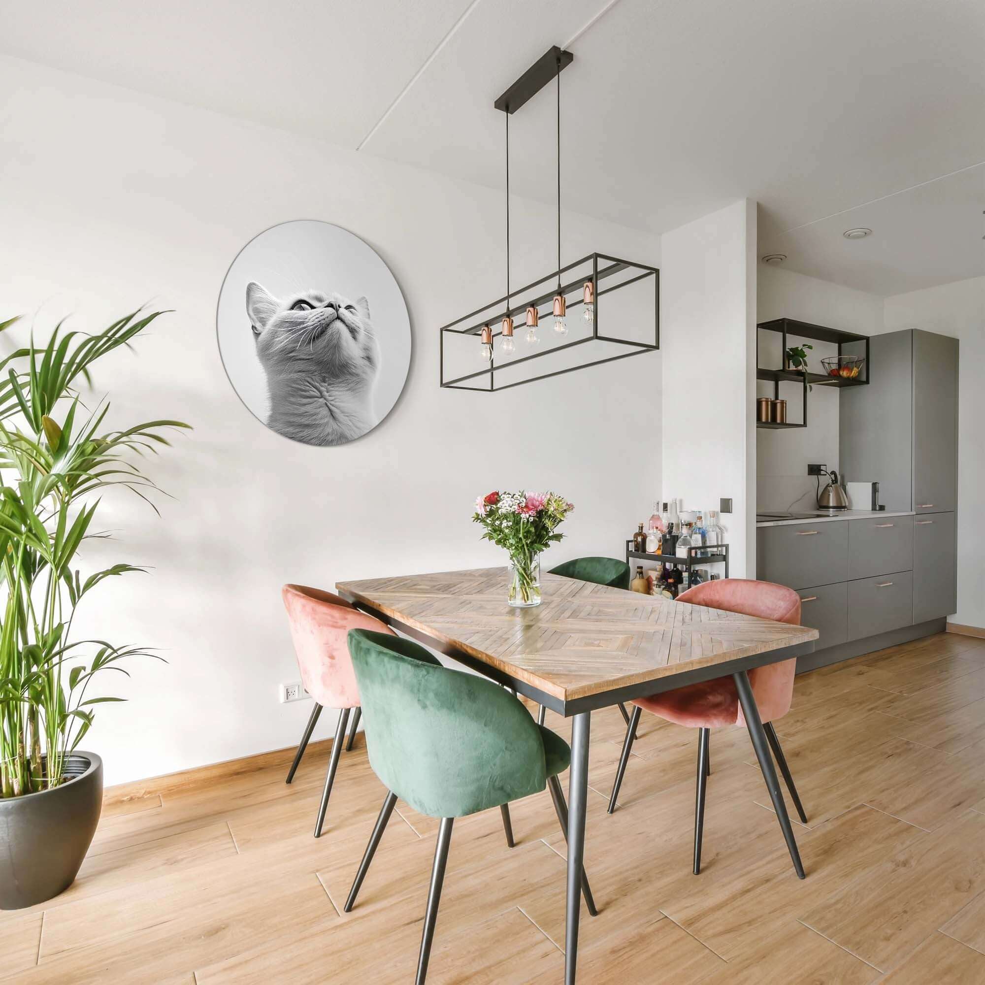 Silberner Wandbild von Silver Whisker - Wandbild mit grauer Katze in modernem Interieur.