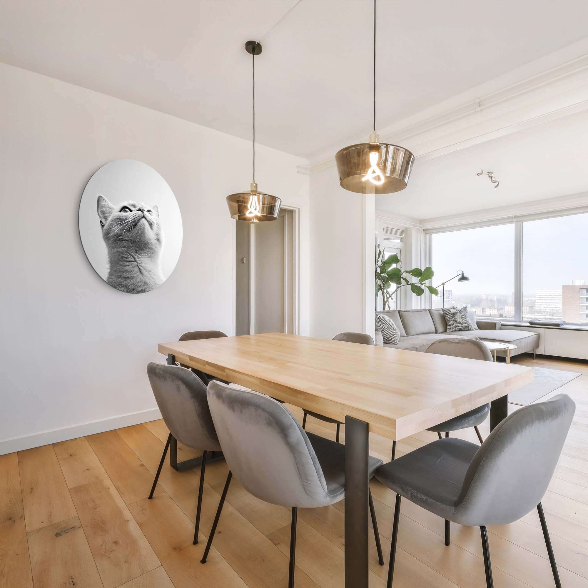Silver Whisker - Wandbild an einer stilvollen Wand in einem modernen Esszimmer.