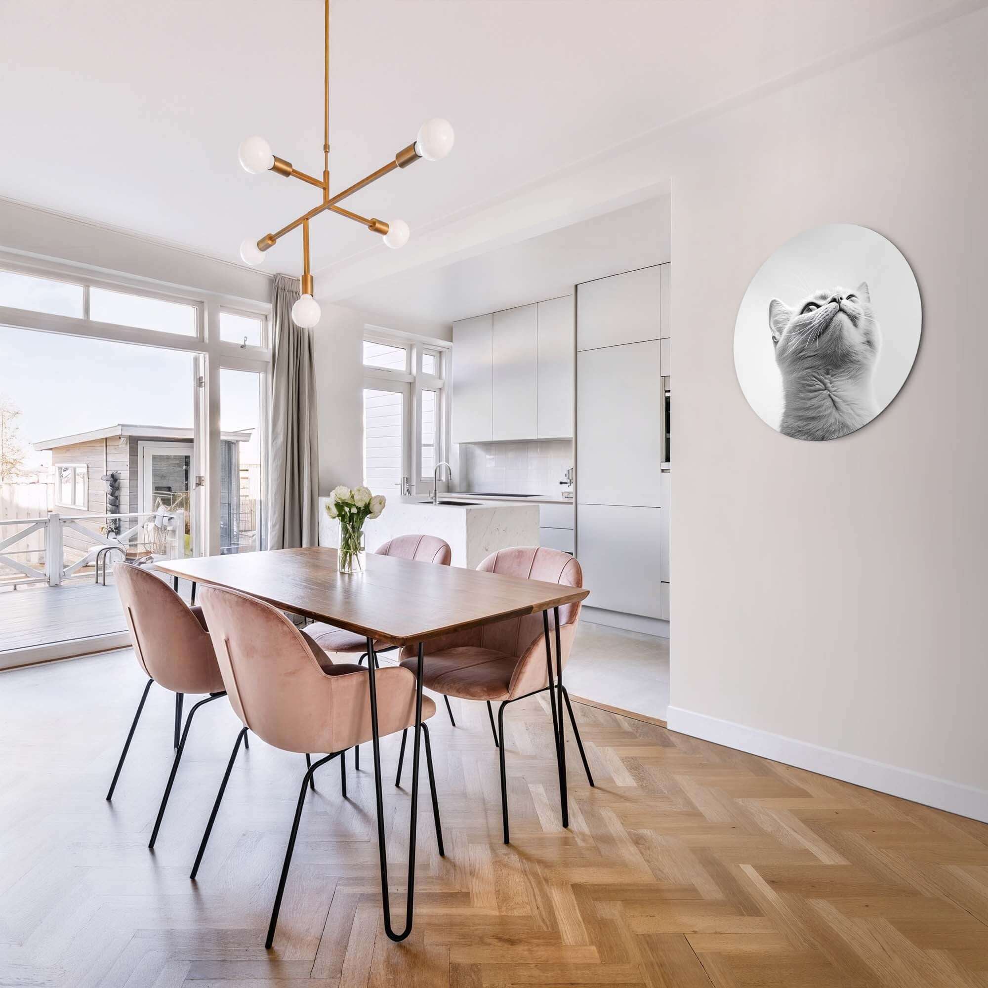 Silver Whisker - Wandbild in einem modernen Wohnzimmer mit eleganten Möbeln