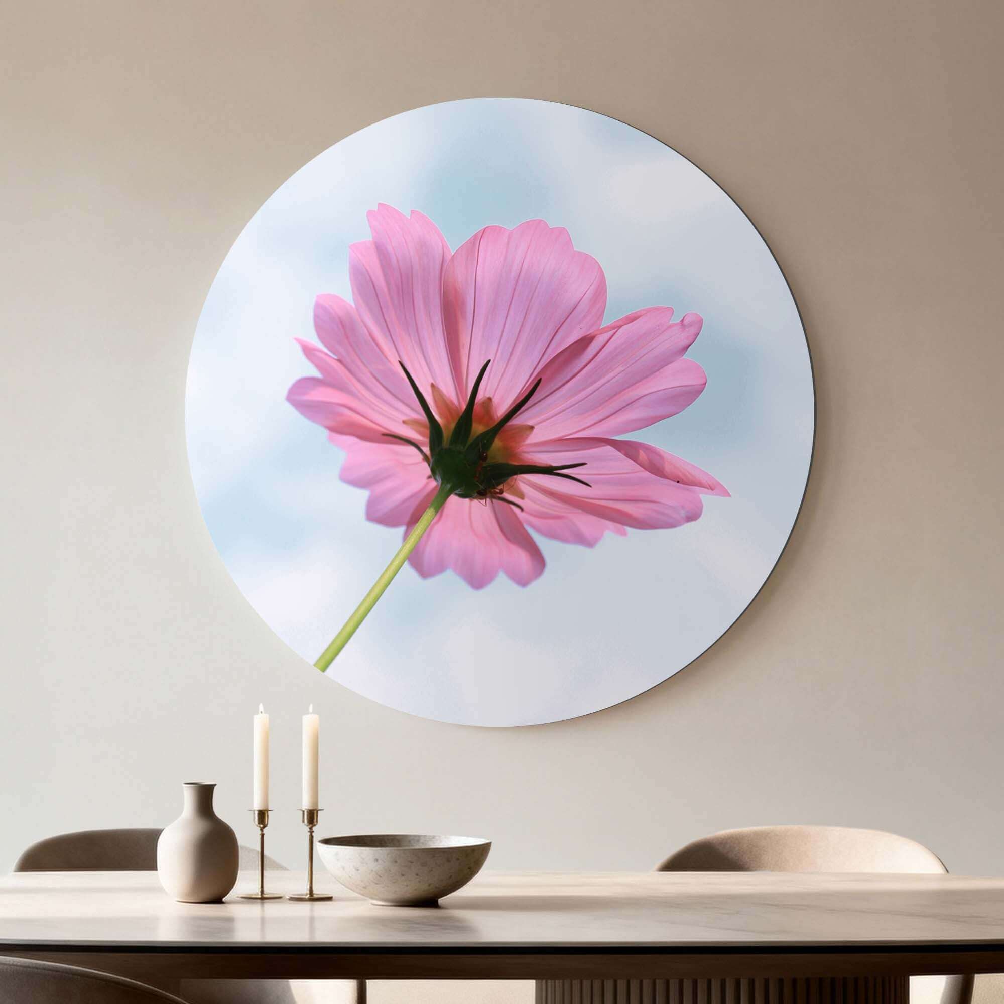 Sky Blossom - Wandbild mit zartrosa Blume auf hellem Hintergrund, perfekt für Ihr Interieur.