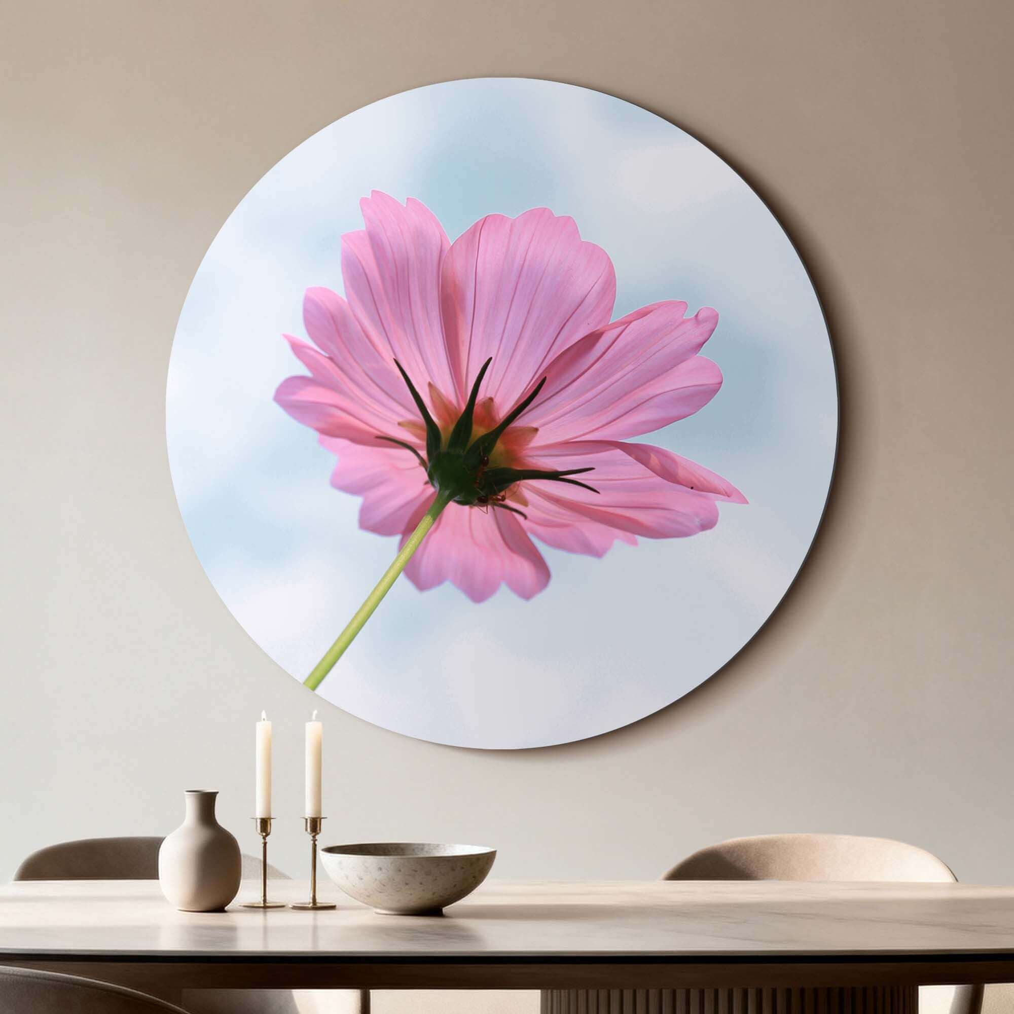 Sky Blossom - Wandbild an einer Wand, eine zartrosa Blume, die Licht und Ruhe in Ihr Interieur bringt.