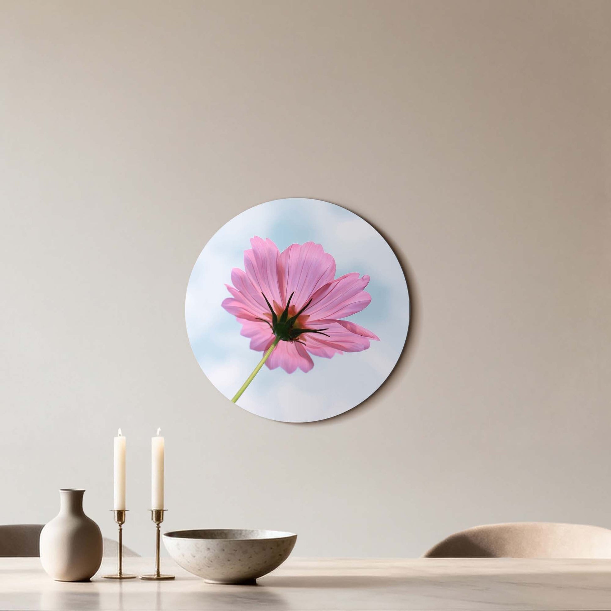 Sky Blossom - Wandbild, zartrosa Blume an der Wand, bringt Ruhe und Poesie ins Interieur.