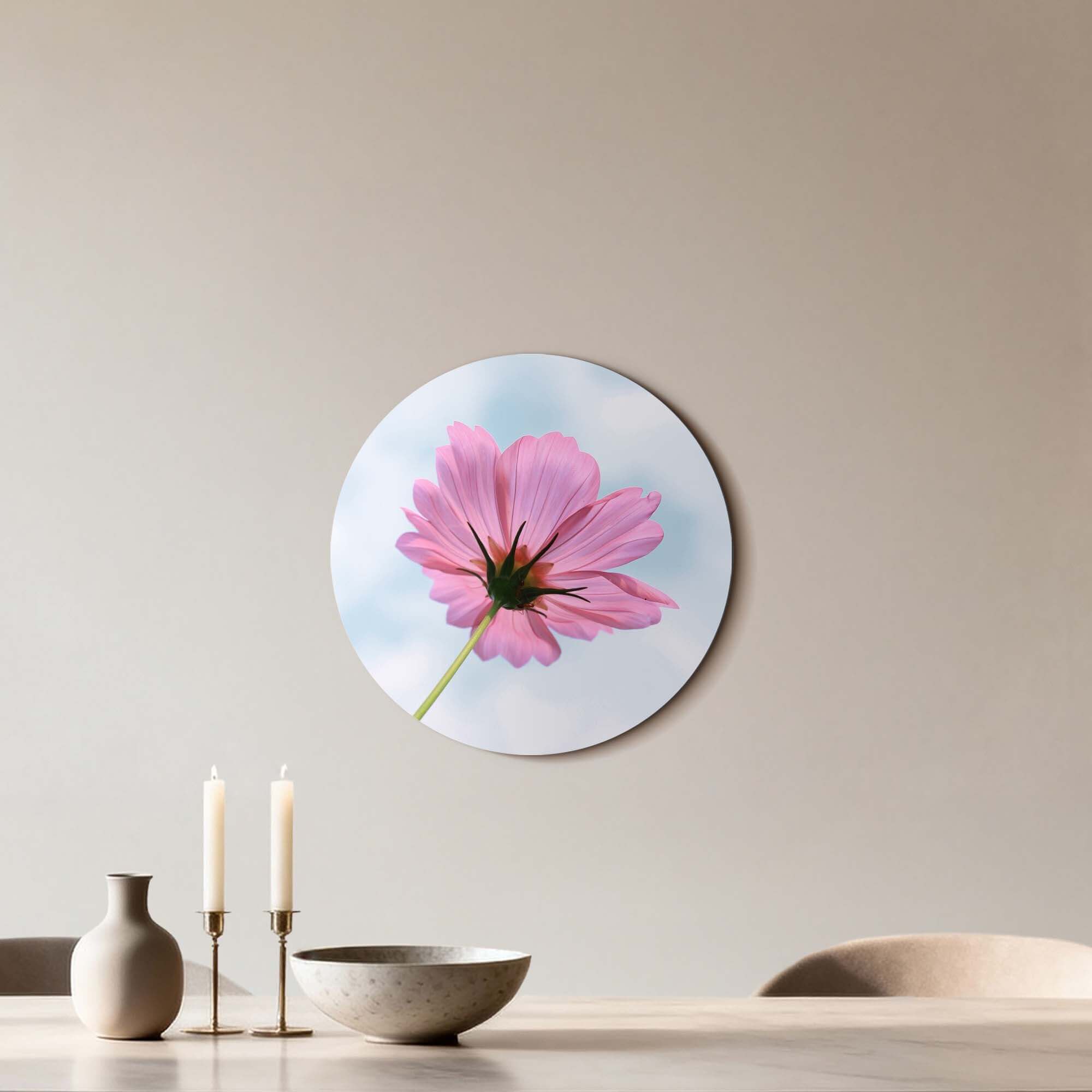 Sky Blossom - Wandbild, zartrosa Blume an der Wand, bringt Ruhe und Poesie ins Interieur.