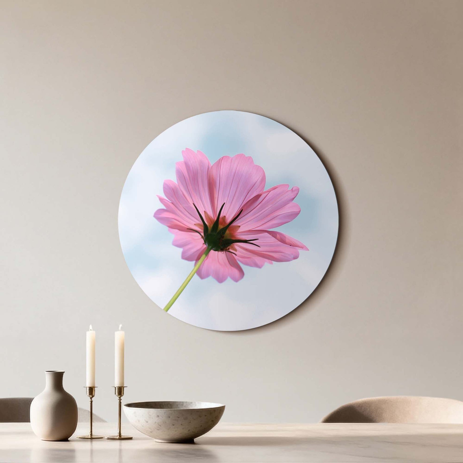 Sky Blossom - Wandbild mit zartrosa Blume vor luftigem Hintergrund, perfekt für die Wanddekoration.