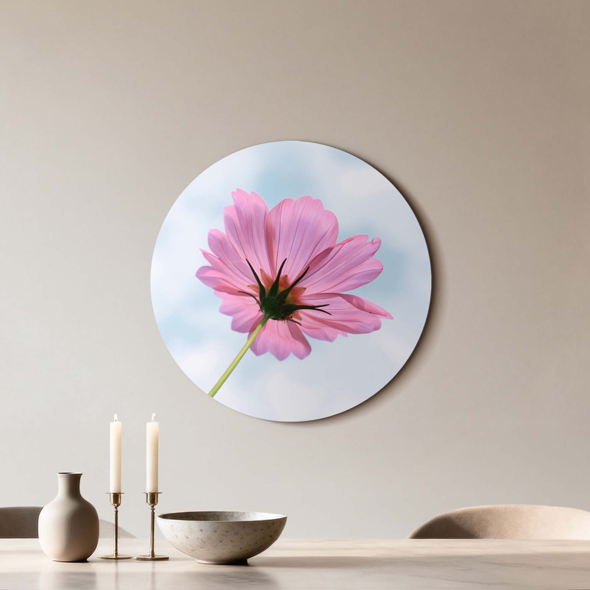 Sky Blossom - Wandbild mit zartrosa Blume vor luftigem Hintergrund, perfekt für die Wanddekoration.