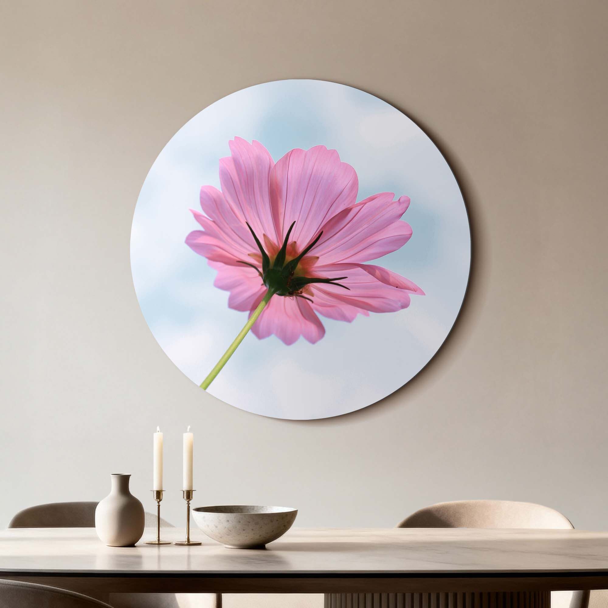 Sky Blossom - Wandbild mit einer zartrosa Blume als Wanddekoration für Innenräume.