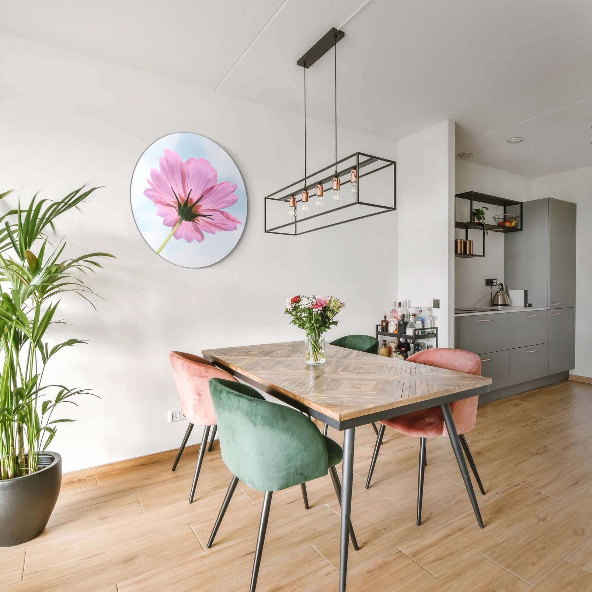 Sky Blossom - Wandbild an der Wand über einem Esstisch aus Holz in einer modernen Küche.