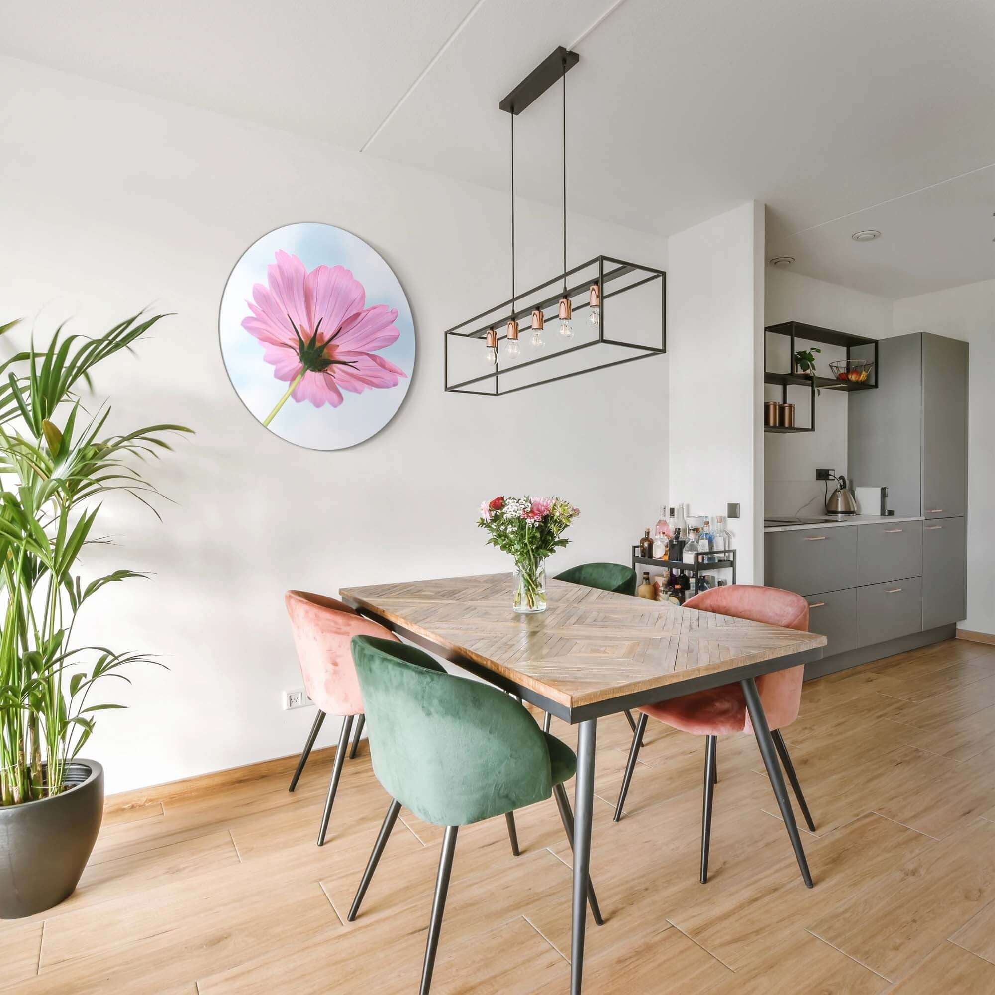 Sky Blossom - Wandbild an der Wand über einem Esstisch aus Holz in einer modernen Küche.