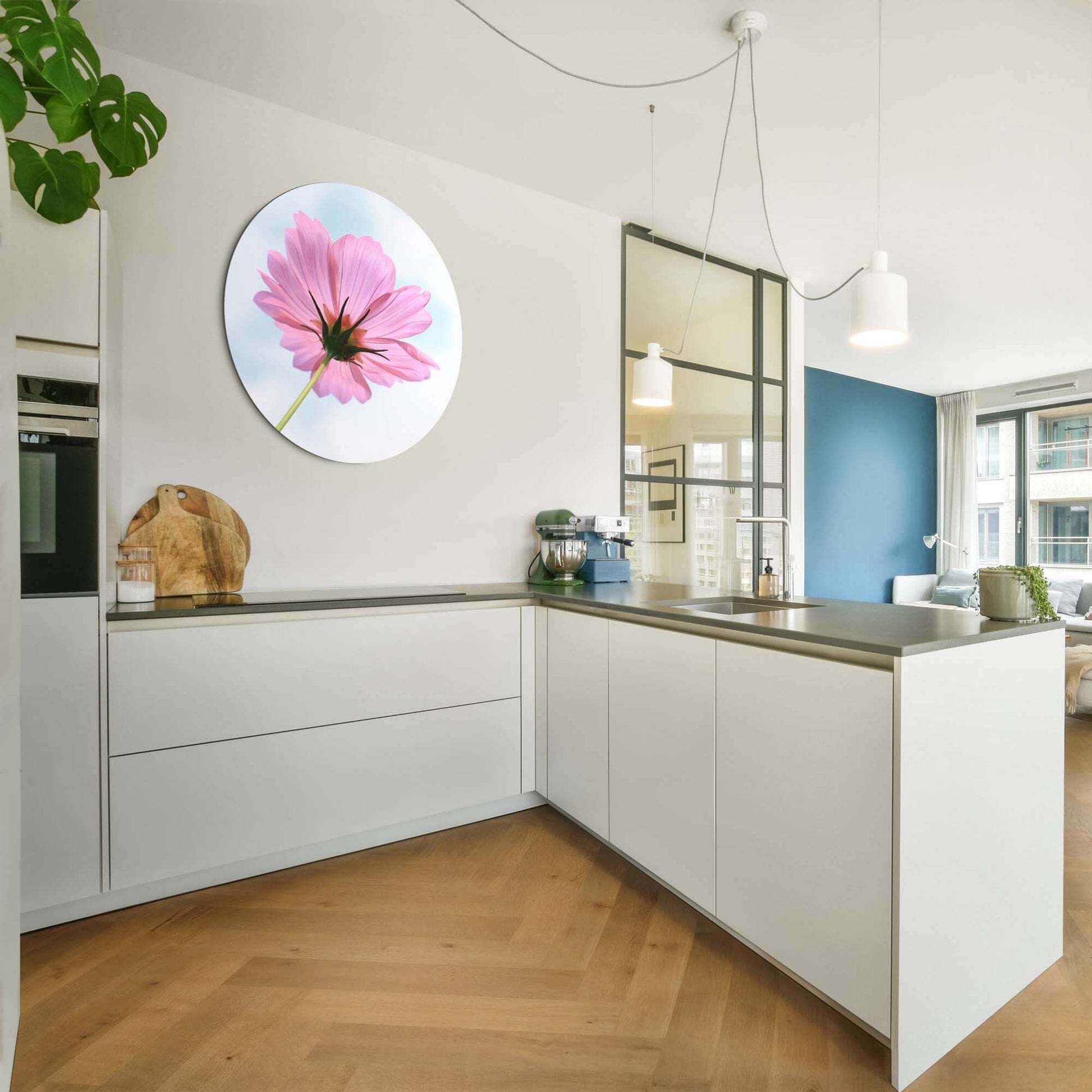 Sky Blossom - Wandbild in moderner Einrichtung mit weißer Küche und hellem Holzboden.