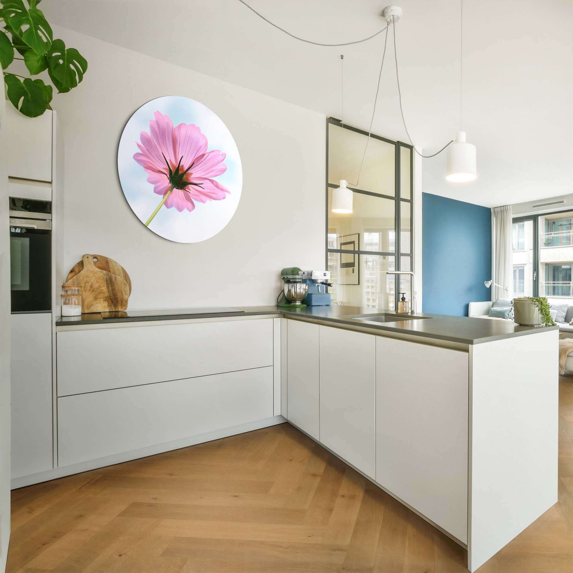 Sky Blossom - Wandbild in moderner Einrichtung mit weißer Küche und hellem Holzboden.