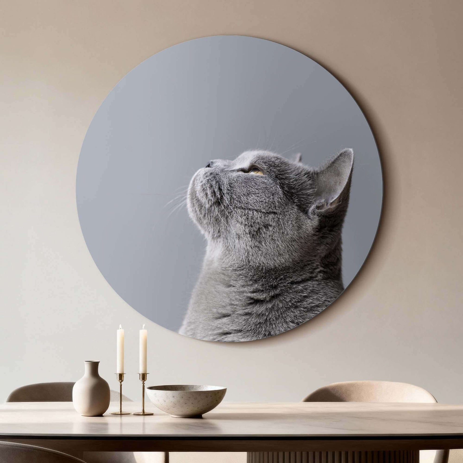 Soft Focus - Wandbild einer grauen Katze in sanften Grautönen, entworfen für subtiles, elegantes Design.