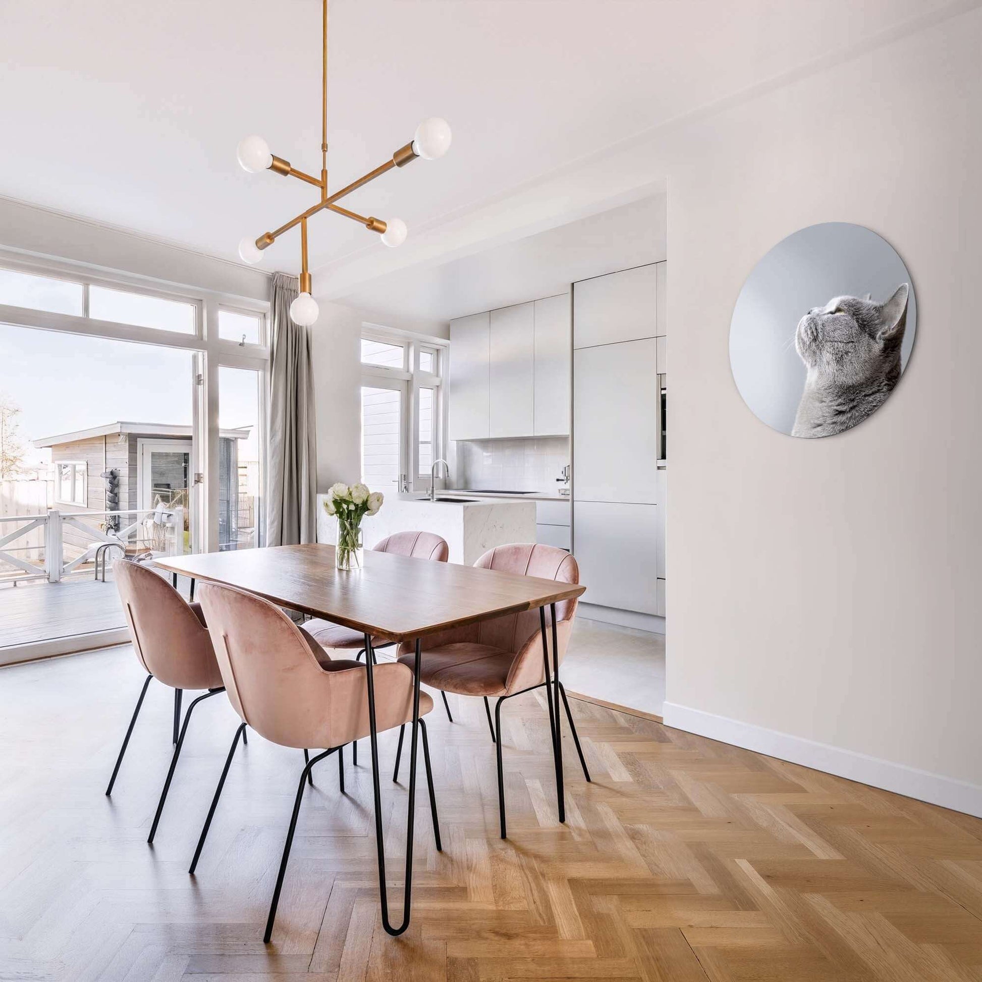 Soft Focus - Wandbild in einem trendigen Esszimmer mit einer grauen Katze auf einem runden Wandbild.