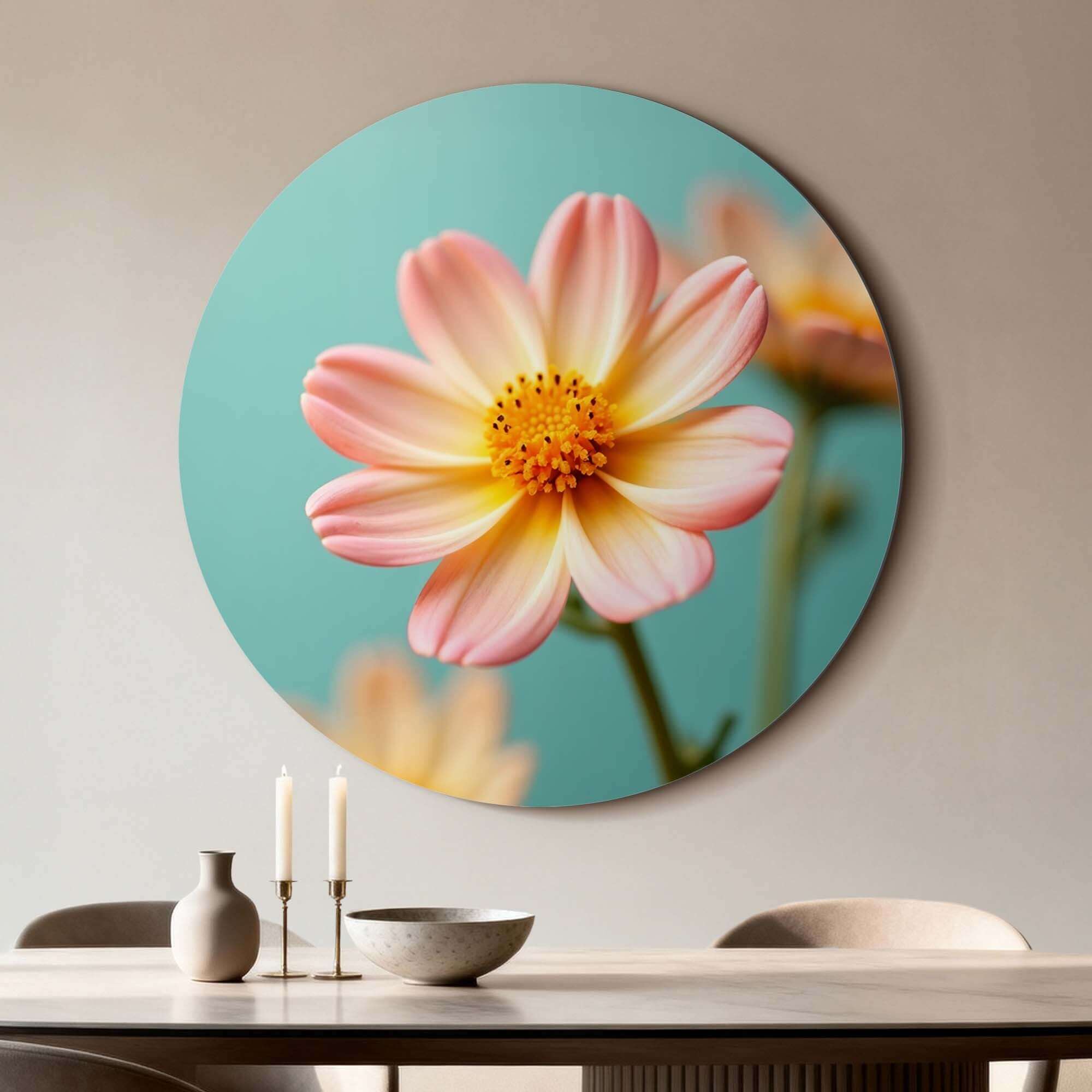 Soft Sunrise - Wandbild mit zarter Blume in Pfirsich- und Gelbtönen vor türkisfarbenem Hintergrund.