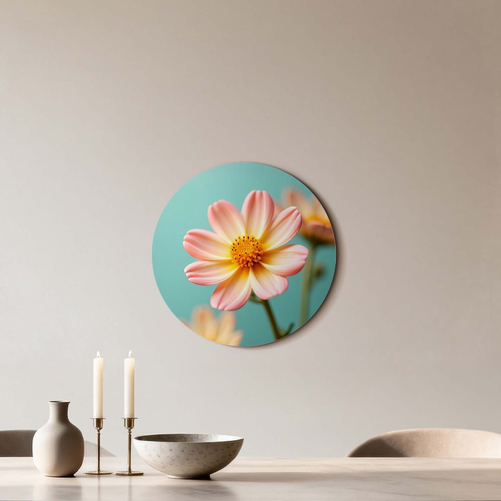 Soft Sunrise - Wandbild mit einer Blume in Pfirsich und Gelb vor türkisfarbenem Hintergrund.